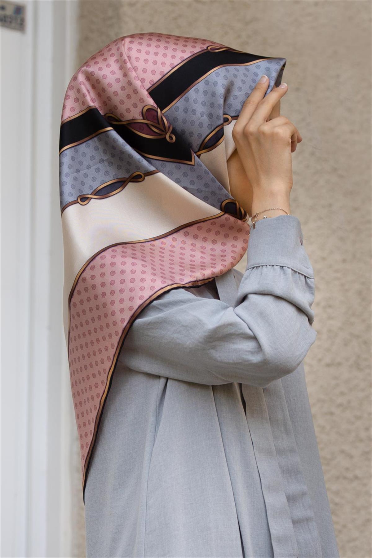 %100 Twill İpek Puantiyeli ve Geometrik Desenli Pudra - Gri Renkli 90x90 Eşarp Dikim Şekli : El Dikişi