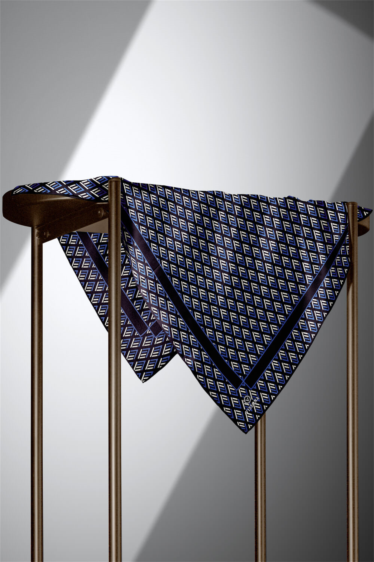 % 57 İPEK % 43 VİSKON Twill İpek Geometrik Desenli Siyah - Saks Renkli 90x90 Eşarp Dikim Şekli : El Dikişi