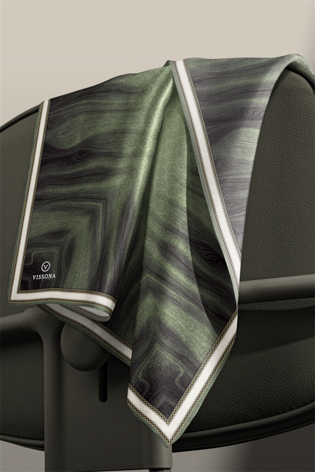 100% Twill İpek Monogram Desenli Haki Renkli 90x90 Dikim Şekli : El Dikişi Eşarp