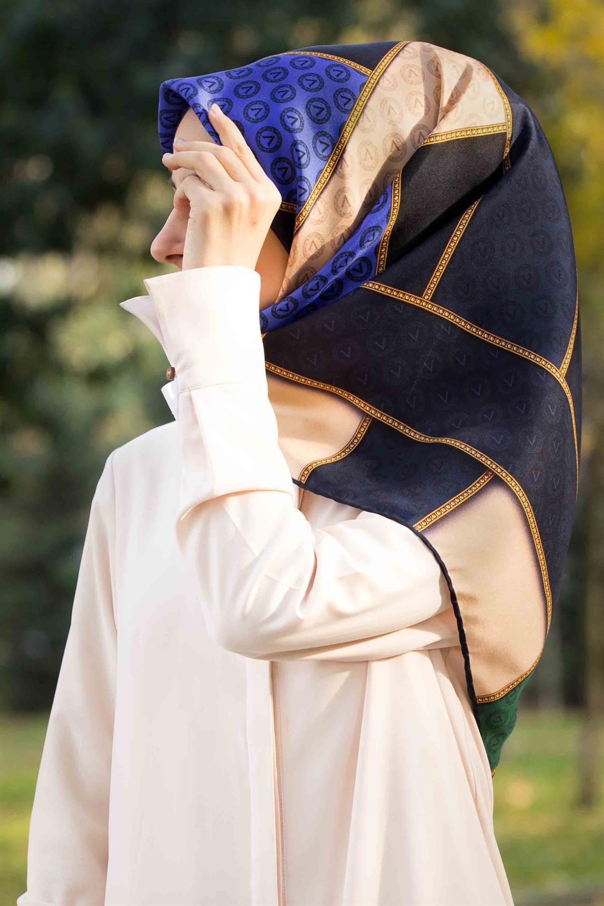 %100 Twill İpek Geometrik Desenli Zümrüt Yeşili - Saks Renkli 90x90 Eşarp Dikim Şekli : El Dikişi