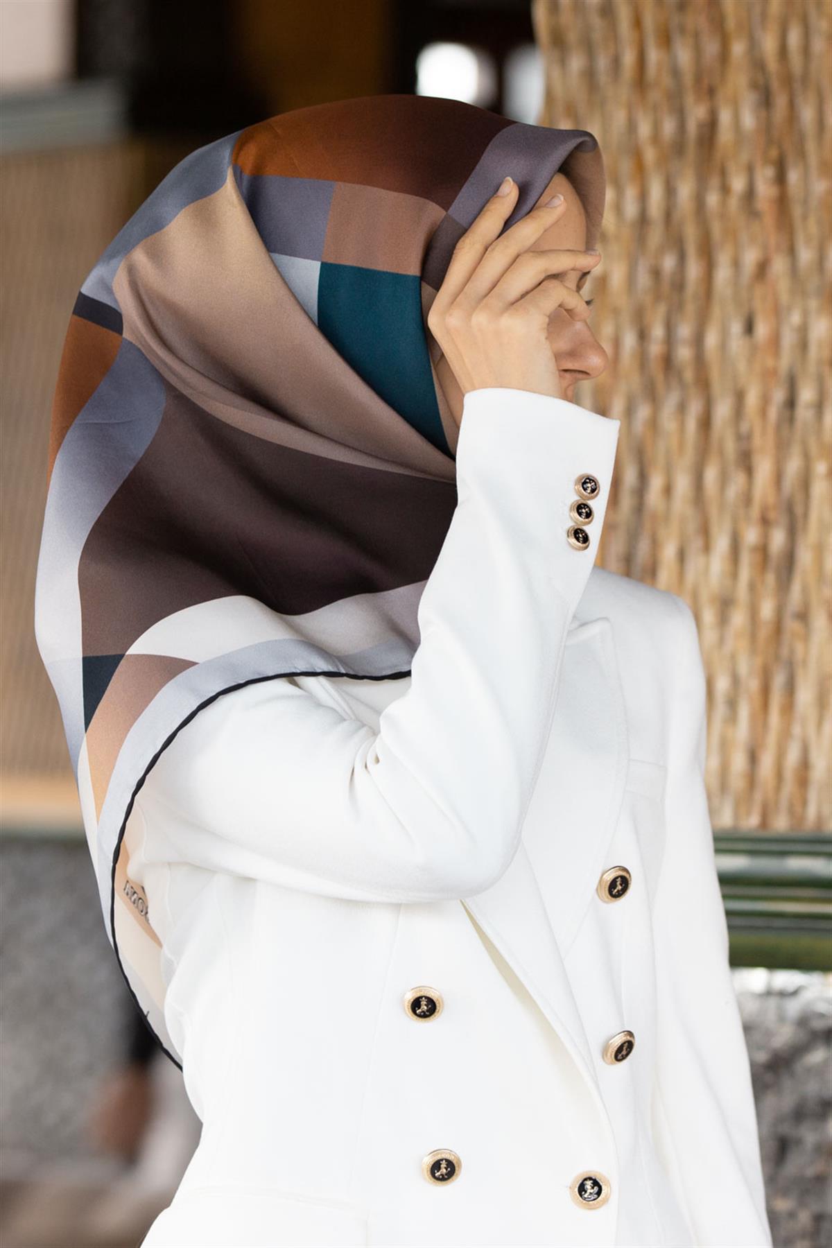 %100 Twill İpek Geometrik Desenli Petrol Mavisi - Gri Renkli 90x90 Eşarp Dikim Şekli : El Dikişi