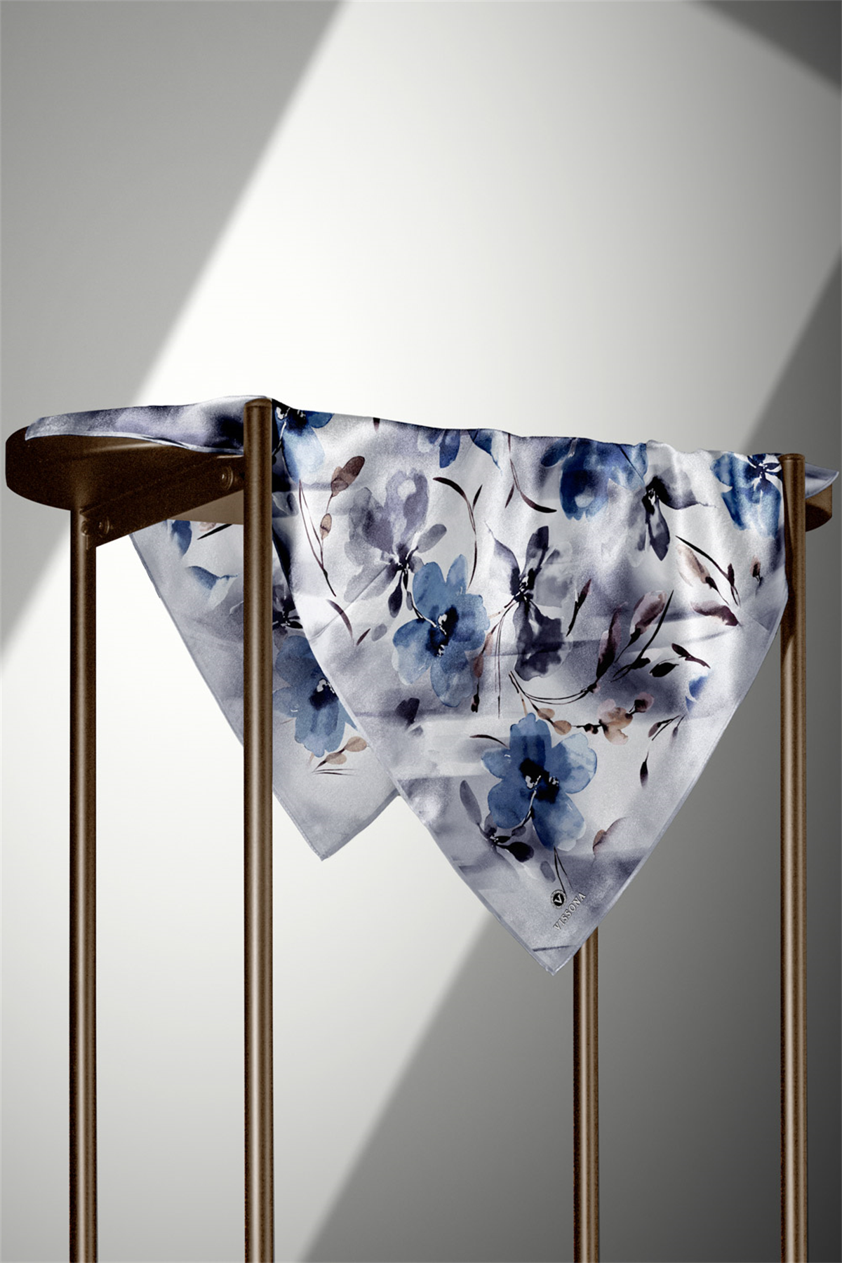 %100 Twill İpek Çiçek Desenli Füme - İndigo Renkli 90x90 Dikim Şekli : El Dikişi Eşarp