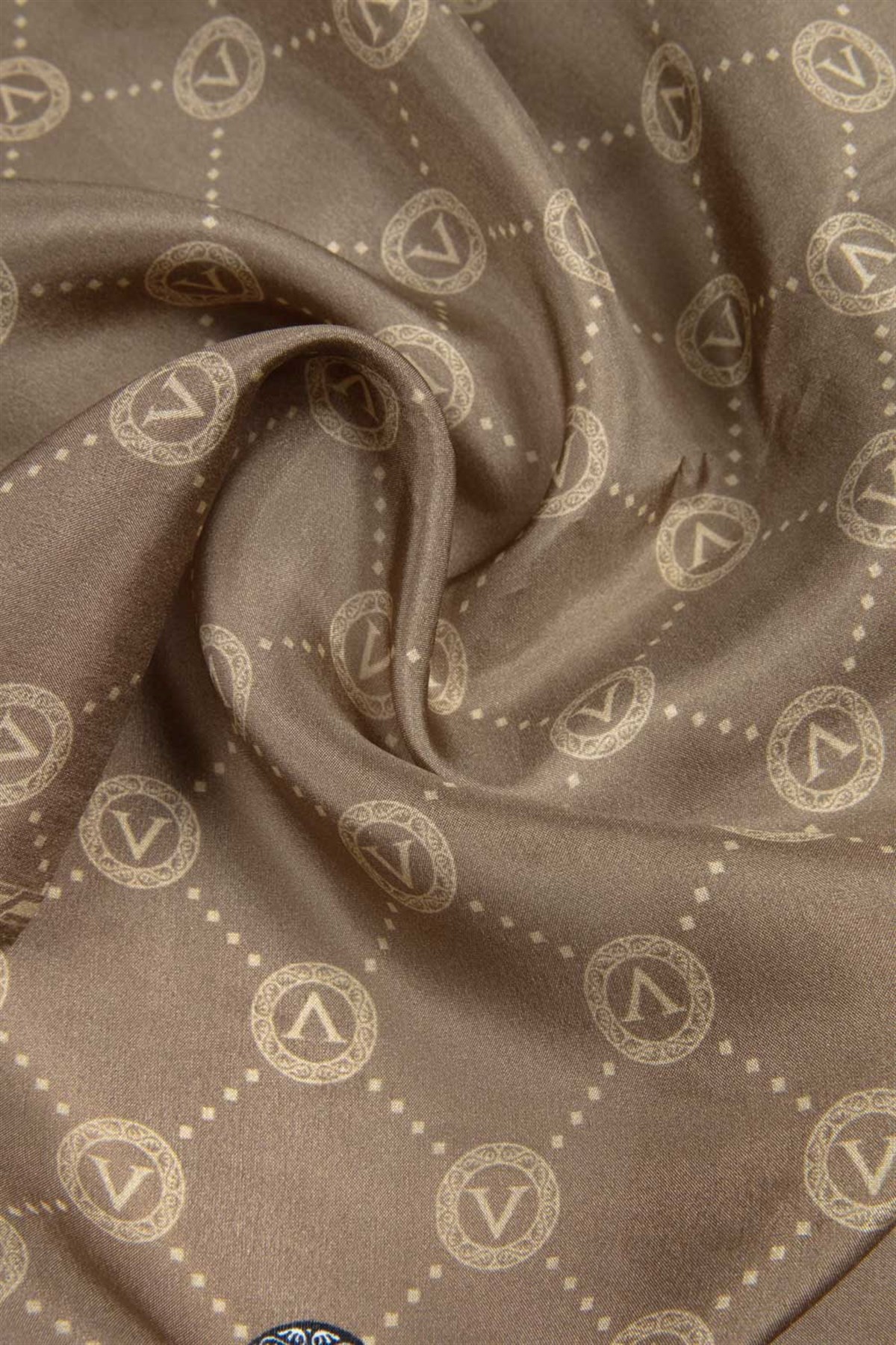 % 100 İpek V Logo Desenli Sütlü Kahve Renkli 90x210 Şal