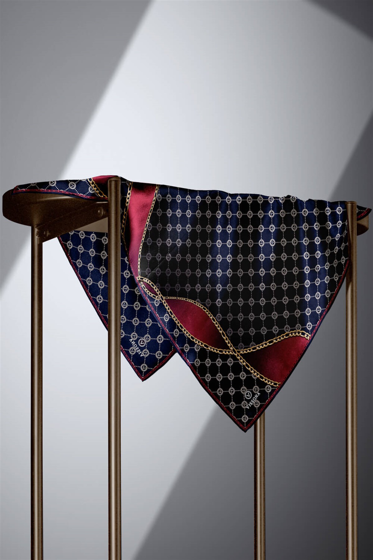 %100 Twill İpek Zincirli Ve Monogram Desenli Lacivert - Bordo Renkli 90x90 Eşarp Dikim Şekli : El Dikişi