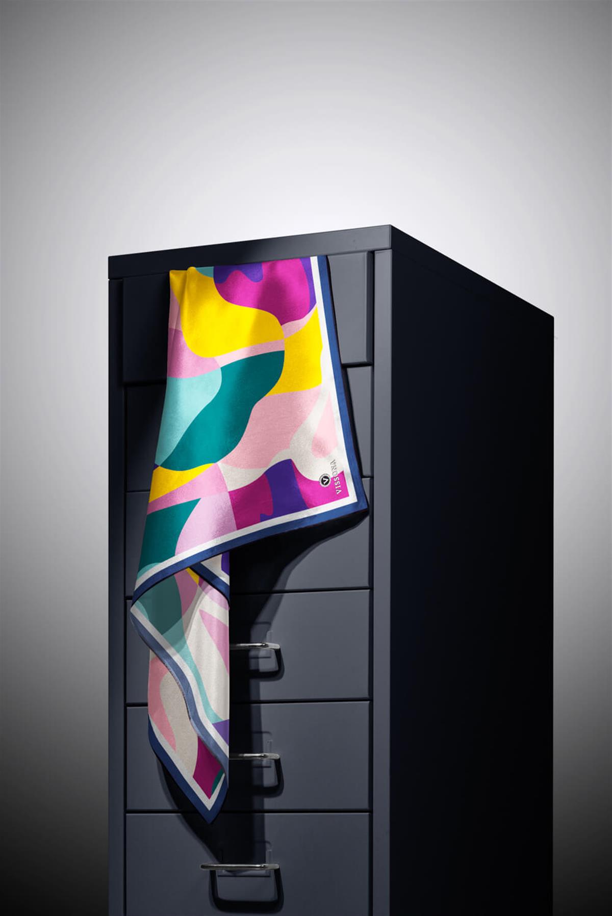 %100 Twill İpek Geometrik Desenli Pembe - Petrol Yeşili Renkli 90x90 Eşarp Dikim Şekli : El Dikişi