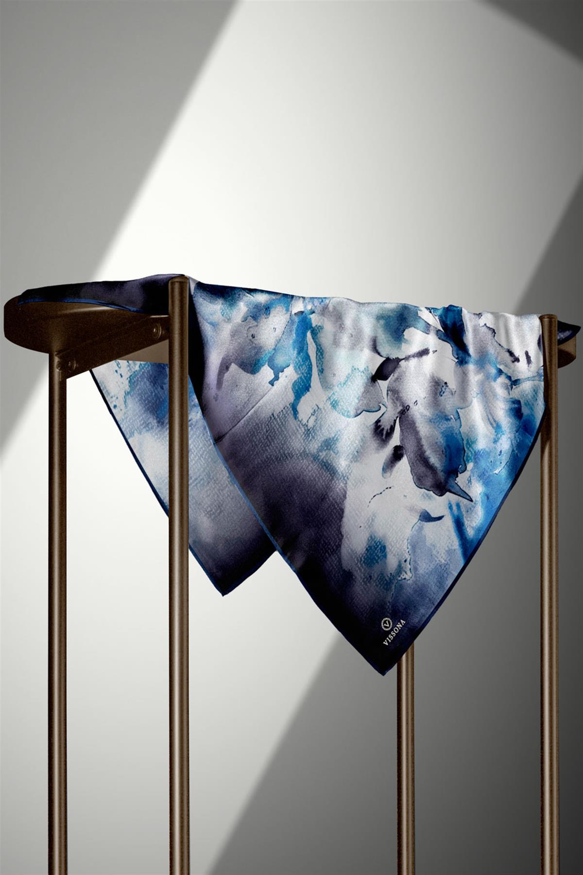 %100 Twill İpek Suluboya Çiçek Desenli Lacivert - İndigo Renkli 90x90 Eşarp Dikim Şekli : El Dikişi