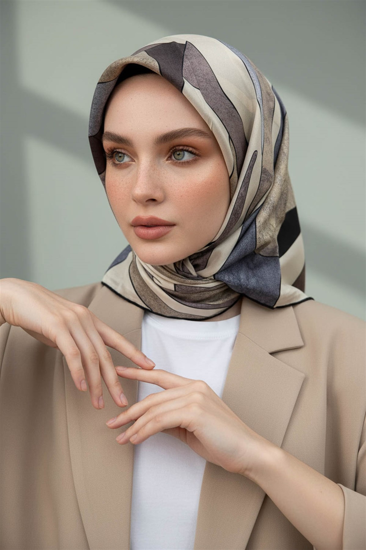 %100 Twill İpek Geometrik Desenli Gri - Bej Renkli 90x90 Eşarp Dikim Şekli : El Dikişi