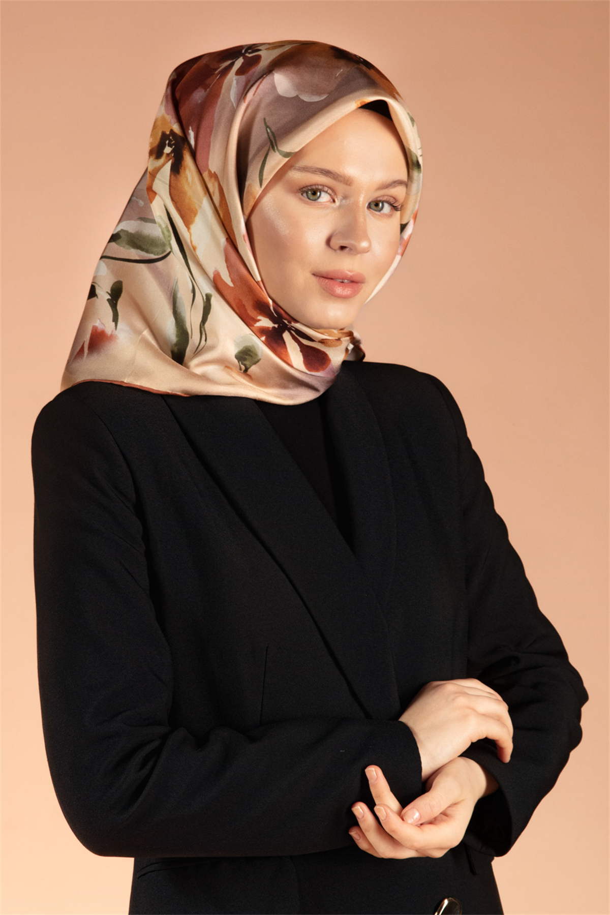 %100 Twill İpek Çiçek Desenli Gold - Taba Renkli 90x90 Dikim Şekli : El Dikişi Eşarp