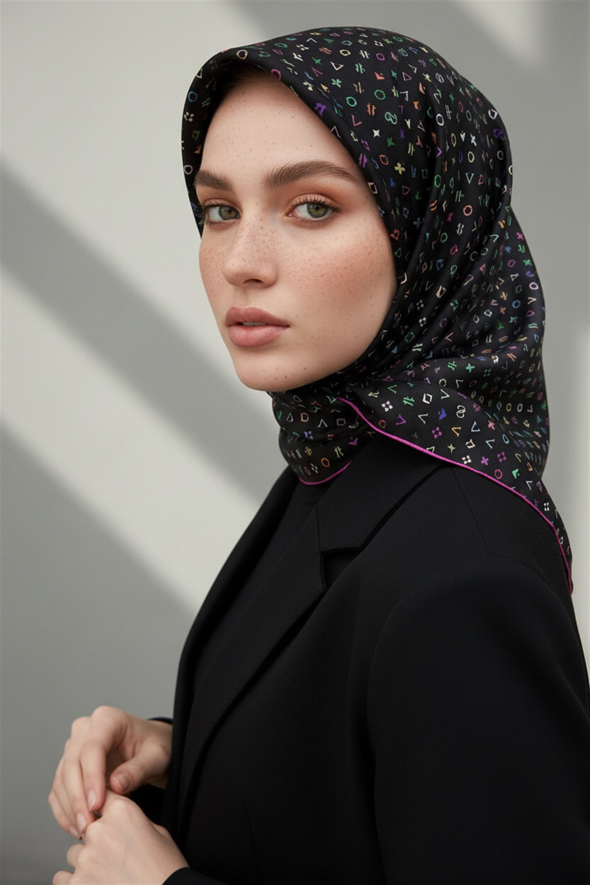 %100 Twill İpek Çıtır Motif Desenli Siyah - Fuşya Renkli 90x90 Eşarp Dikim Şekli : El Dikişi