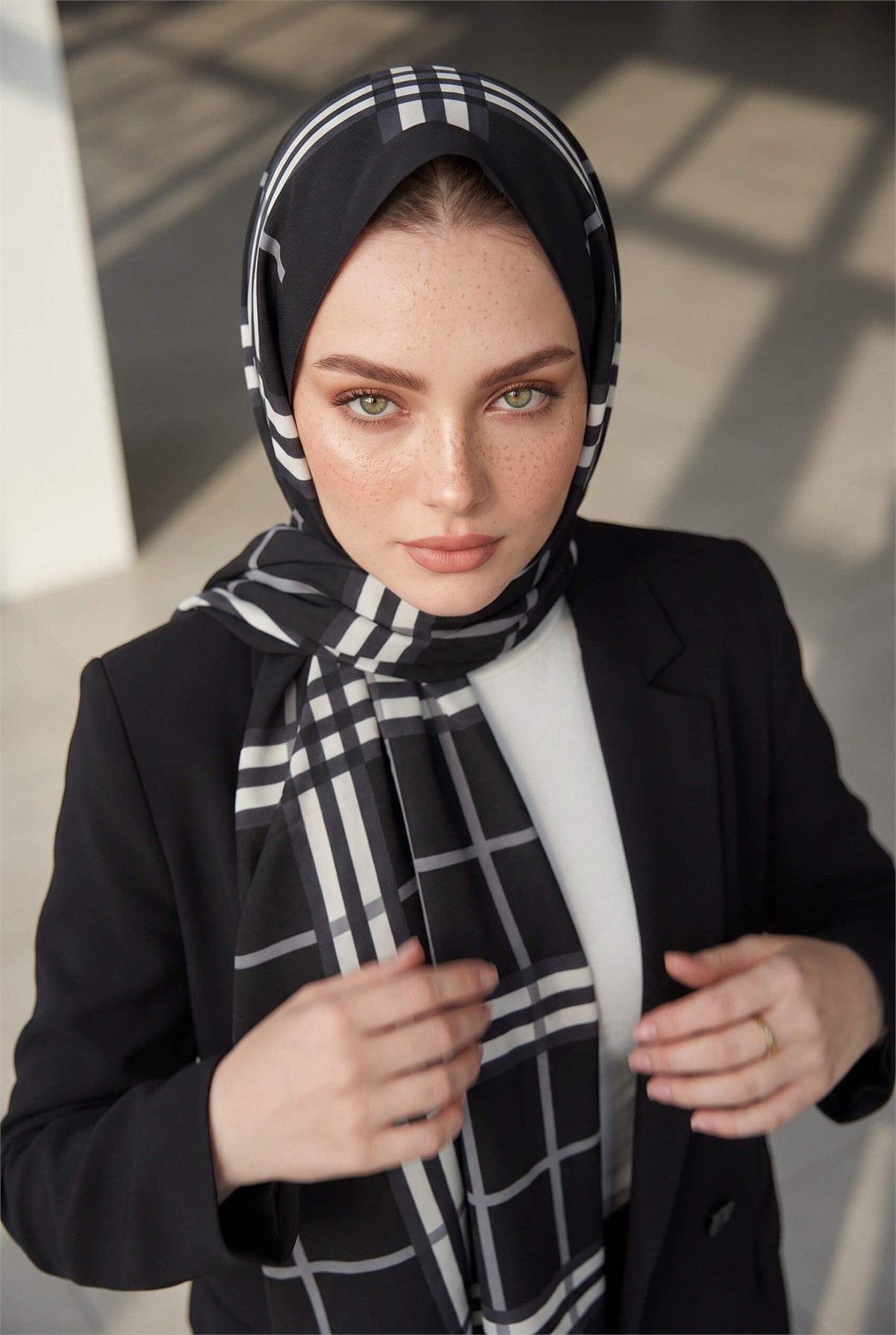 KREP EKOSE DESENLİ SİYAH RENKLİ 75X195 KIRIŞMAZ ŞAL