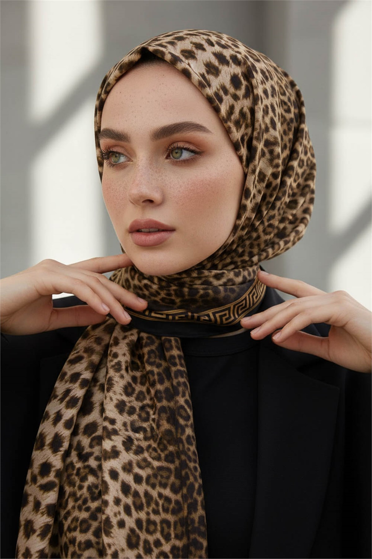 KREP BAROK BARDÜRLÜ LEOPAR DESENLİ HARDAL - SİYAH RENKLİ 75X195 KIRIŞMAZ ŞAL