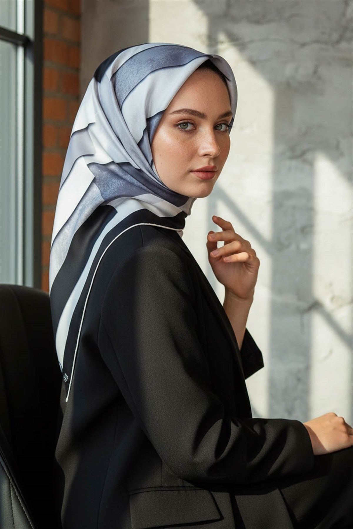 % 57 İPEK % 43 VİSKON Twill Geometrik Bulut  Desenli Siyahlı Grili  Renkli 90x90 Eşarp Dikim Şekli: El Dikişi