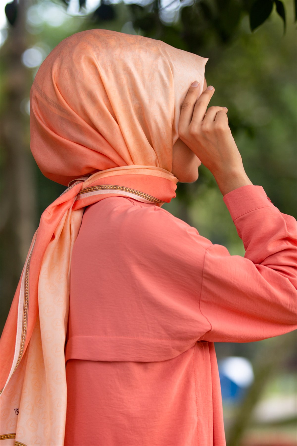 %100 İpek Degradeli Ve Monogram Desenli Somon - Gold Renkli 92x210 Şal