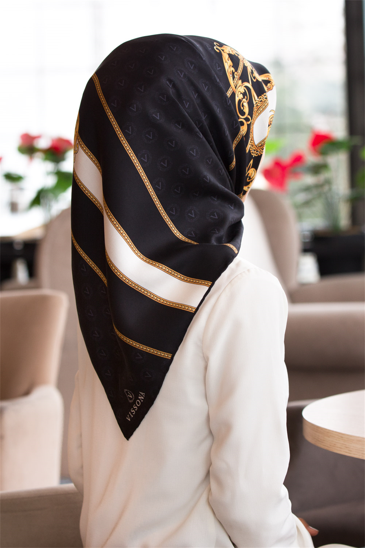 %100 Twill İpek Monogramlı Ve Barok Desenli Siyah - Gold Renkli 90x90 Eşarp Dikim Şekli : El Dikişi