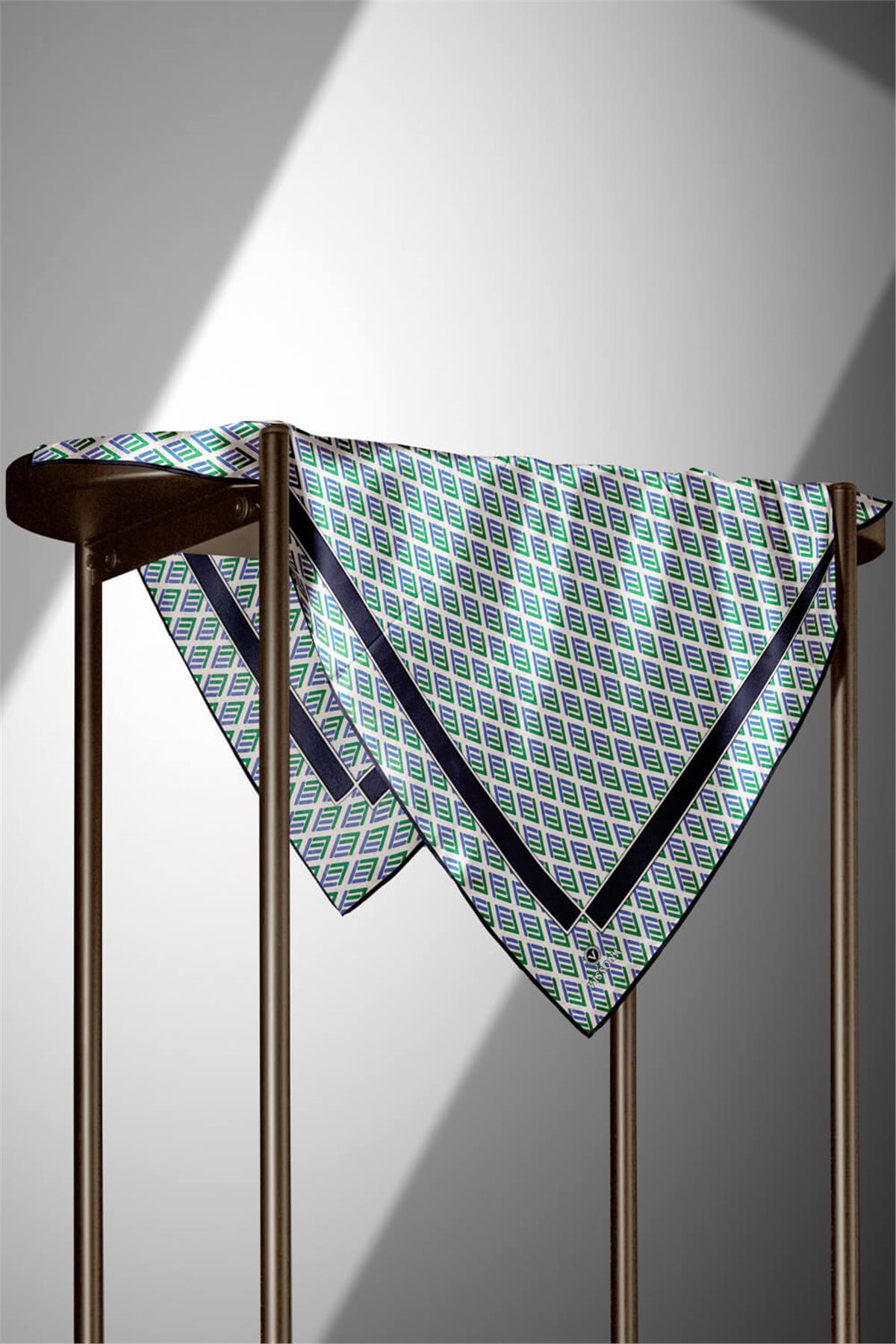 %100 Twill İpek Geometrik Desenli Saks - Zümrüt Yeşili Renkli 90x90 Eşarp Dikim Şekli : El Dikişi
