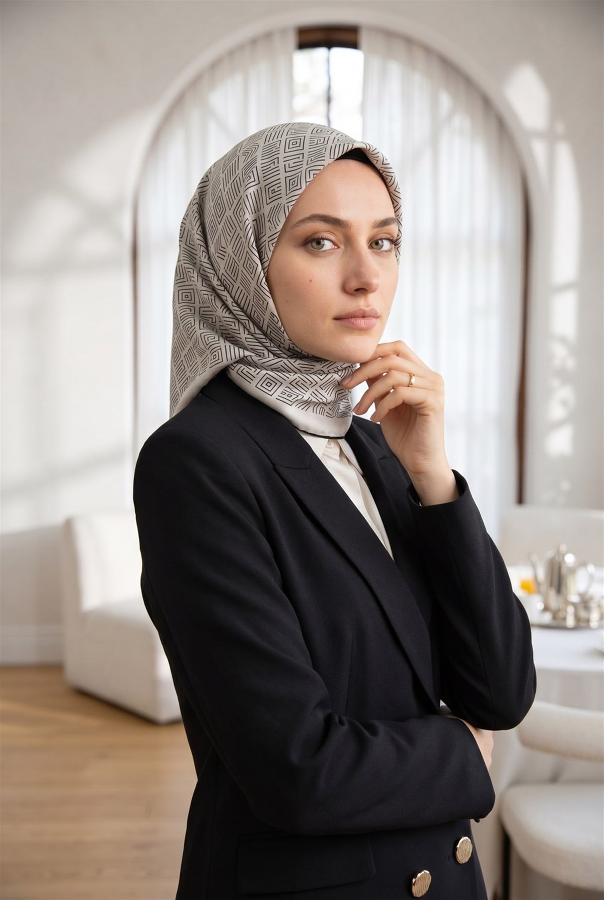 100% Twill İpek Etnik Motif Desenli Krem - Siyah Renkli 90x90 Dikim Şekli : El Dikişi Eşarp