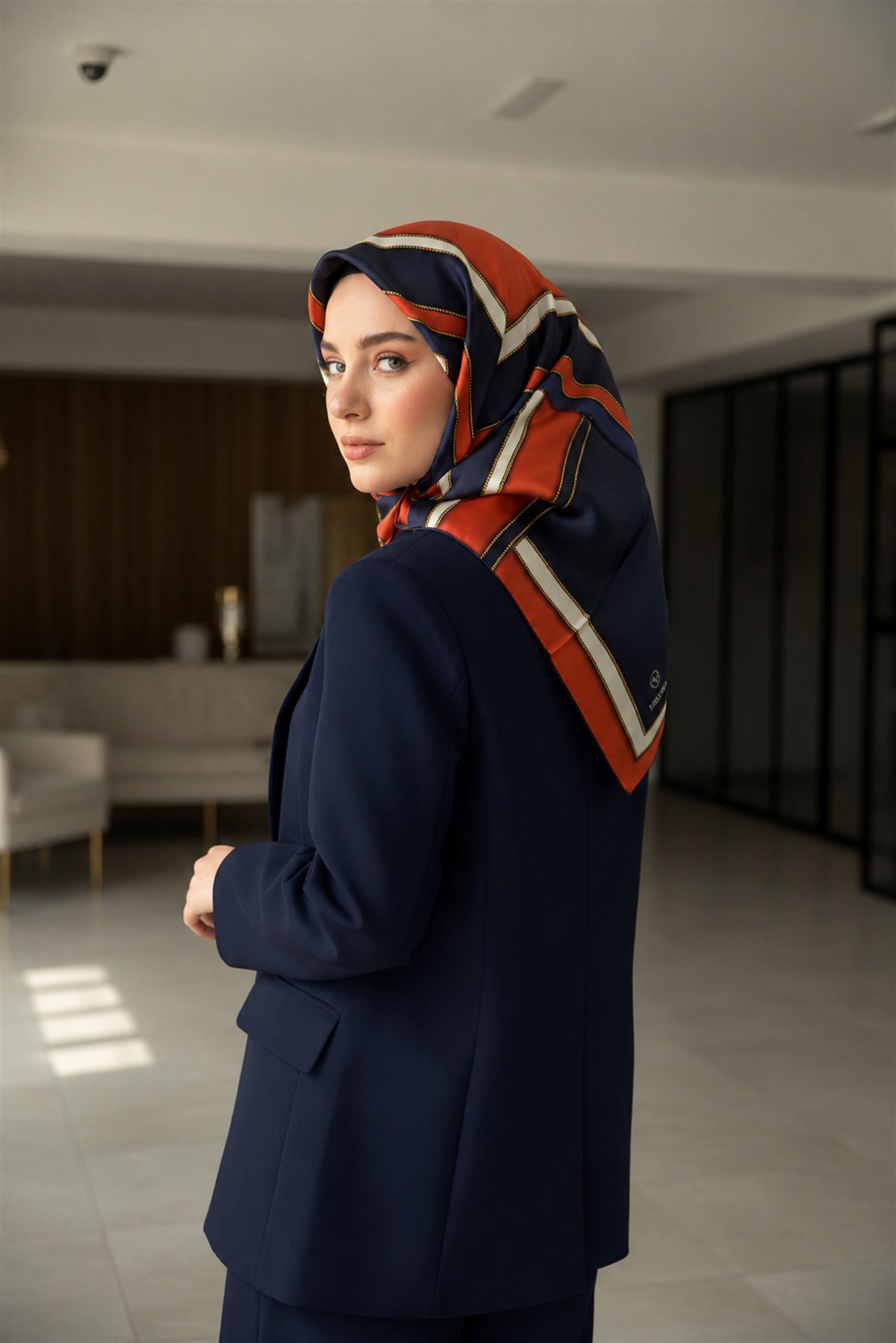 %100 Twill Geometrik Monogram Desenli Lacivert - Taba Renkli 90x90 Eşarp Kenar Dikiş Şekli : El Dikişli