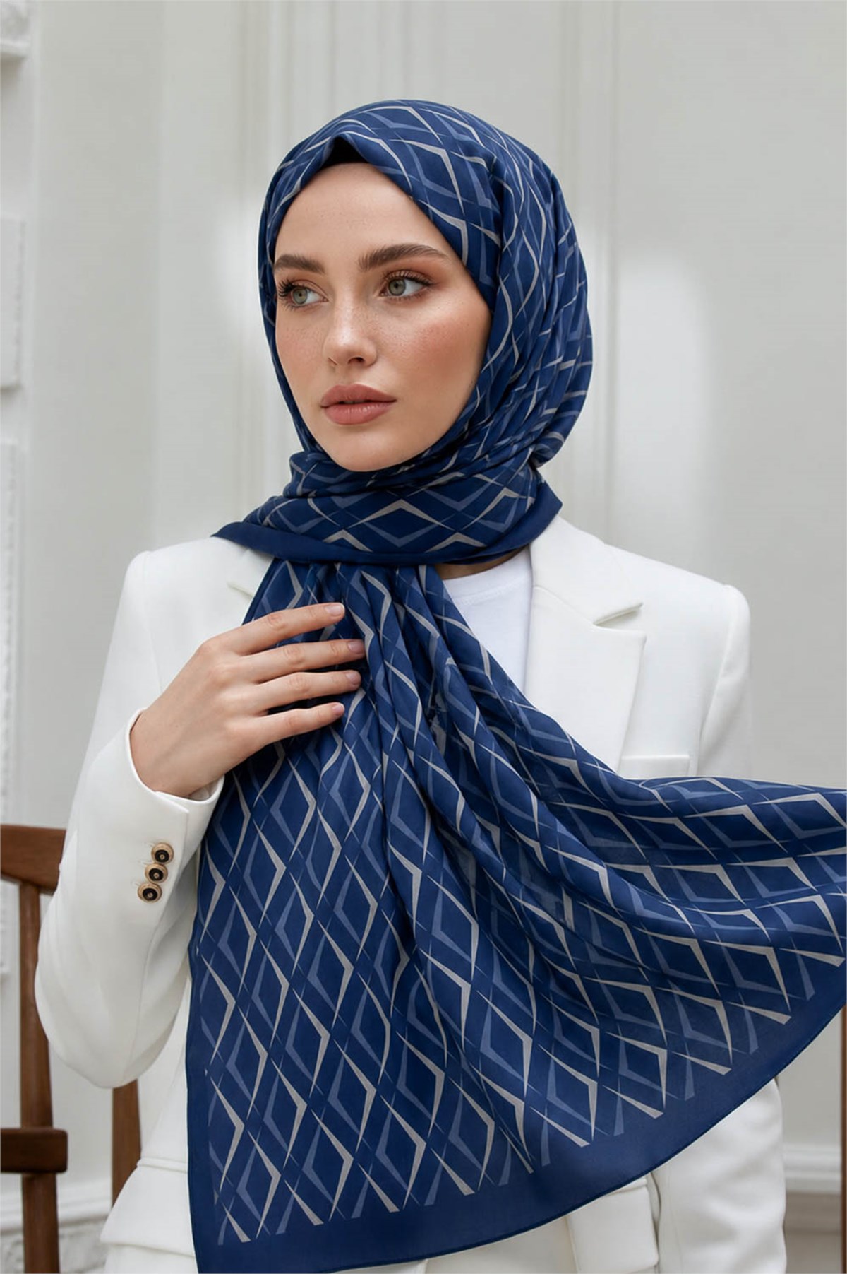 KREP GEOMETRİK DESENLİ LACİVERT RENKLİ 75X195 KIRIŞMAZ ŞAL