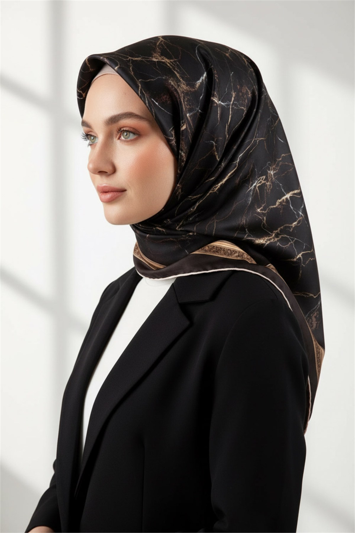 Kristal Barok Çerçeveli Mermer  Desenli Siyah Renkli 90x90 Eşarp (İpek İçermez) Kenar Dikiş Şekli El Dikişli