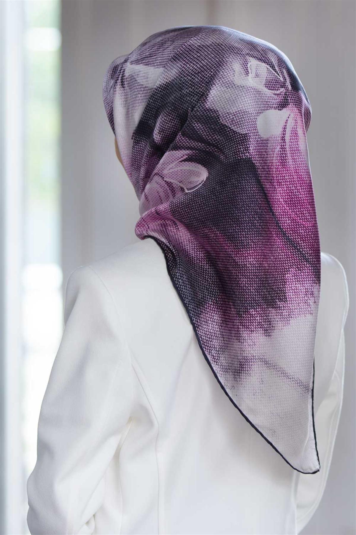 %100 Twill İpek Dokulu Ve Çiçek Desenli Füme - Lila Renkli 90x90 Eşarp Dikim Şekli : El Dikişi