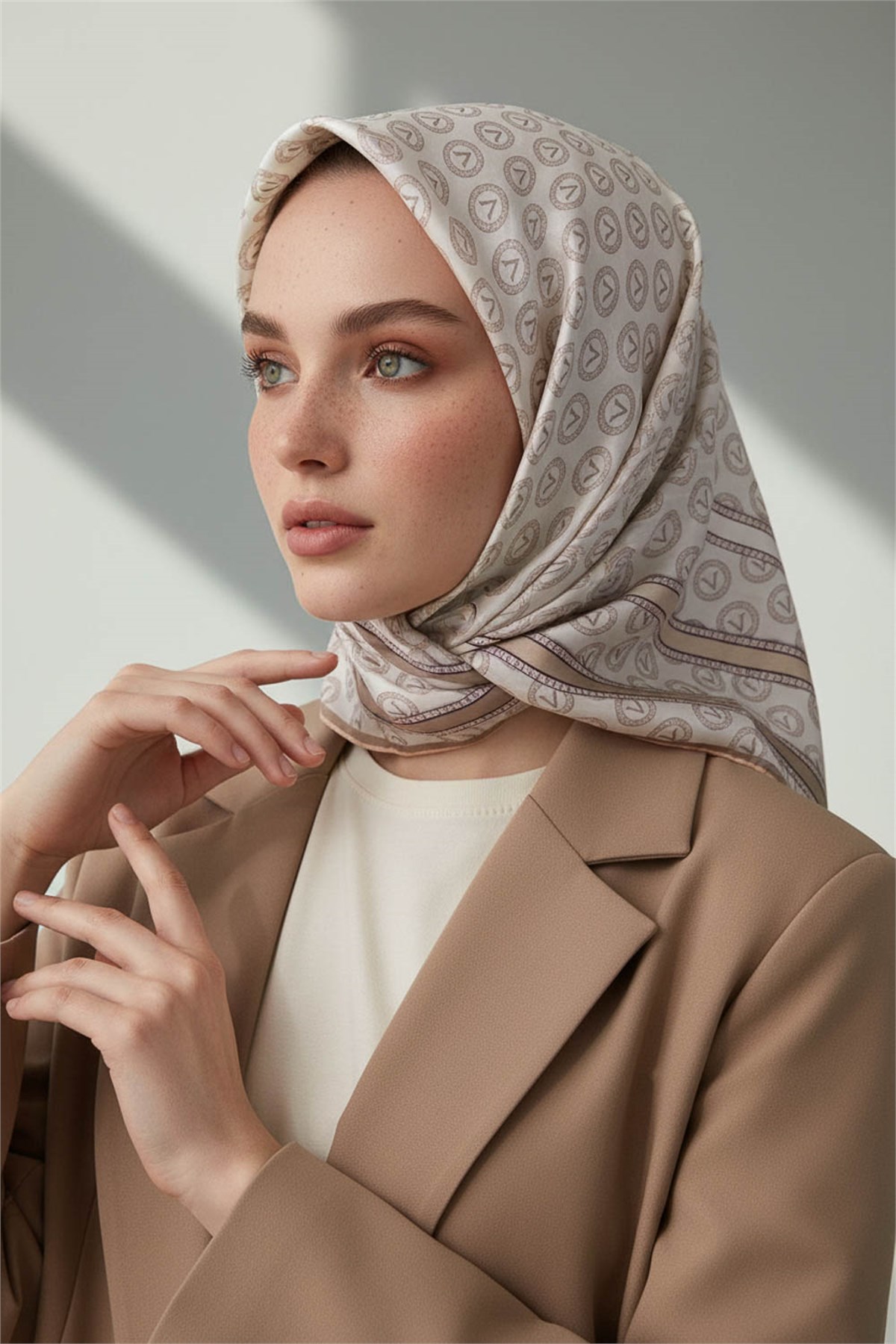 %100 Twill İpek Monogram Desenli Krem - Somon Renkli 90x90 Eşarp Dikim Şekli : El Dikişi