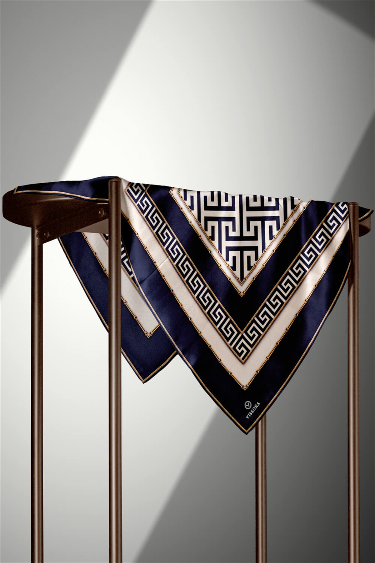 %100 Twill İpek Labirent Ve Geometrik Desenli Lacivert - Krem Renkli 90x90 Eşarp Dikim Şekli : El Dikişi