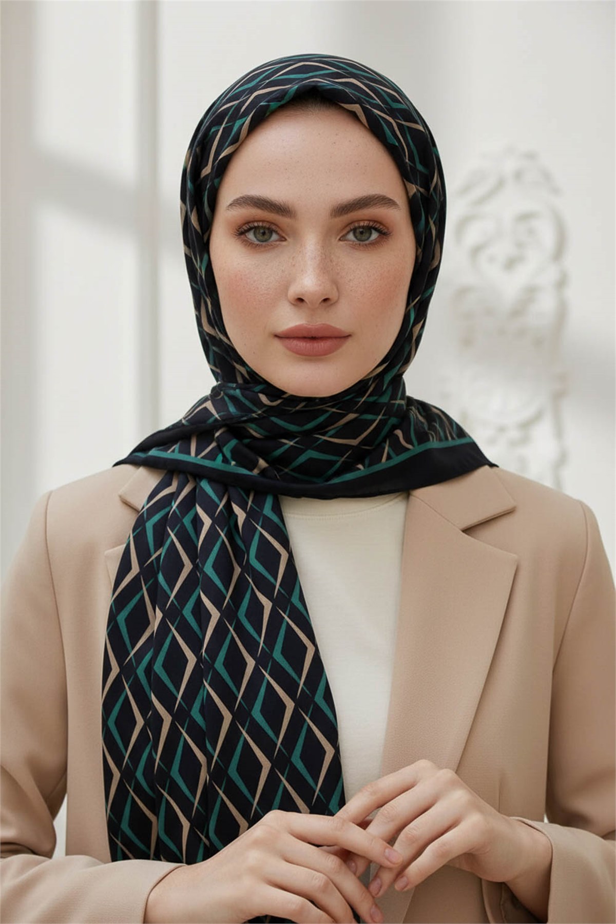 KREP GEOMETRİK DESENLİ SİYAH - PETROL YEŞİLİ RENKLİ 75X195 KIRIŞMAZ ŞAL