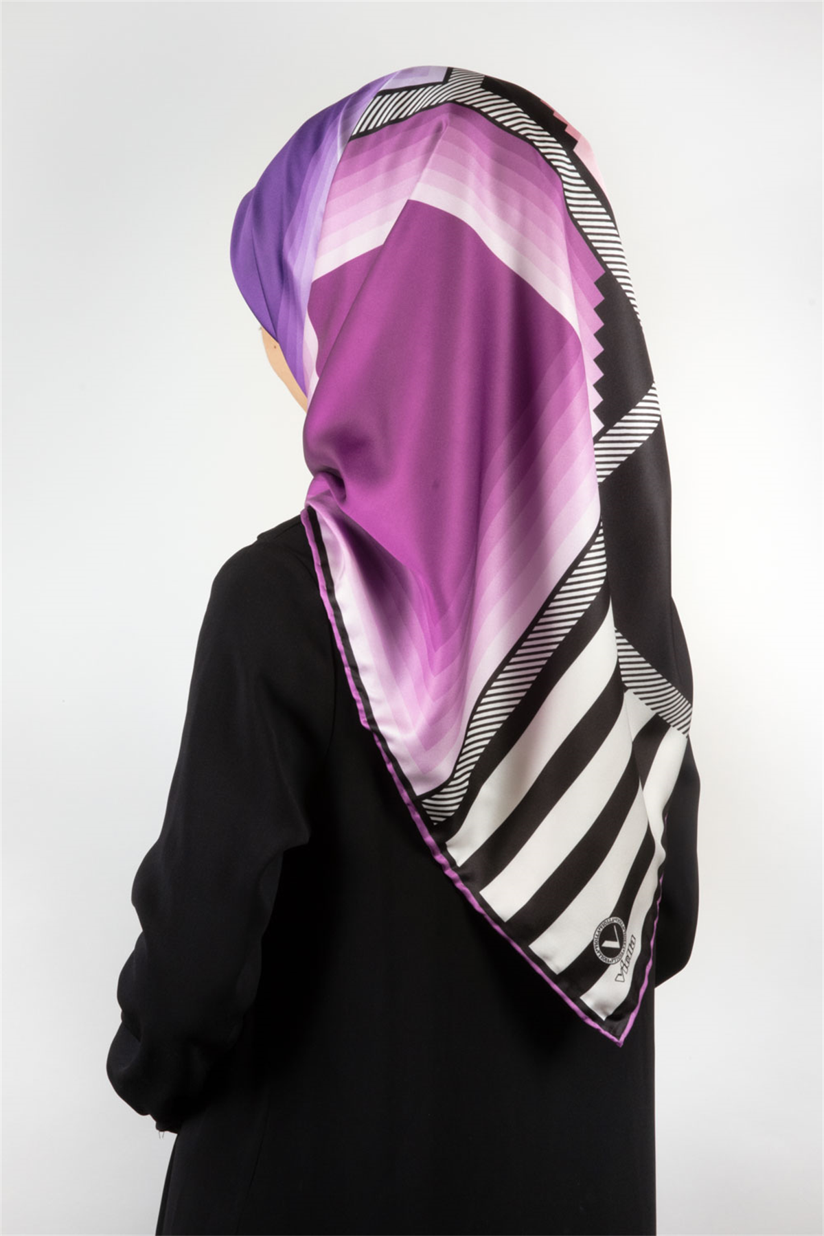 Twill Geometrik Desenli Lila Renkli 90x90 Eşarp (İpek İçermez) Kenar Dikiş Şekli El Dikişli
