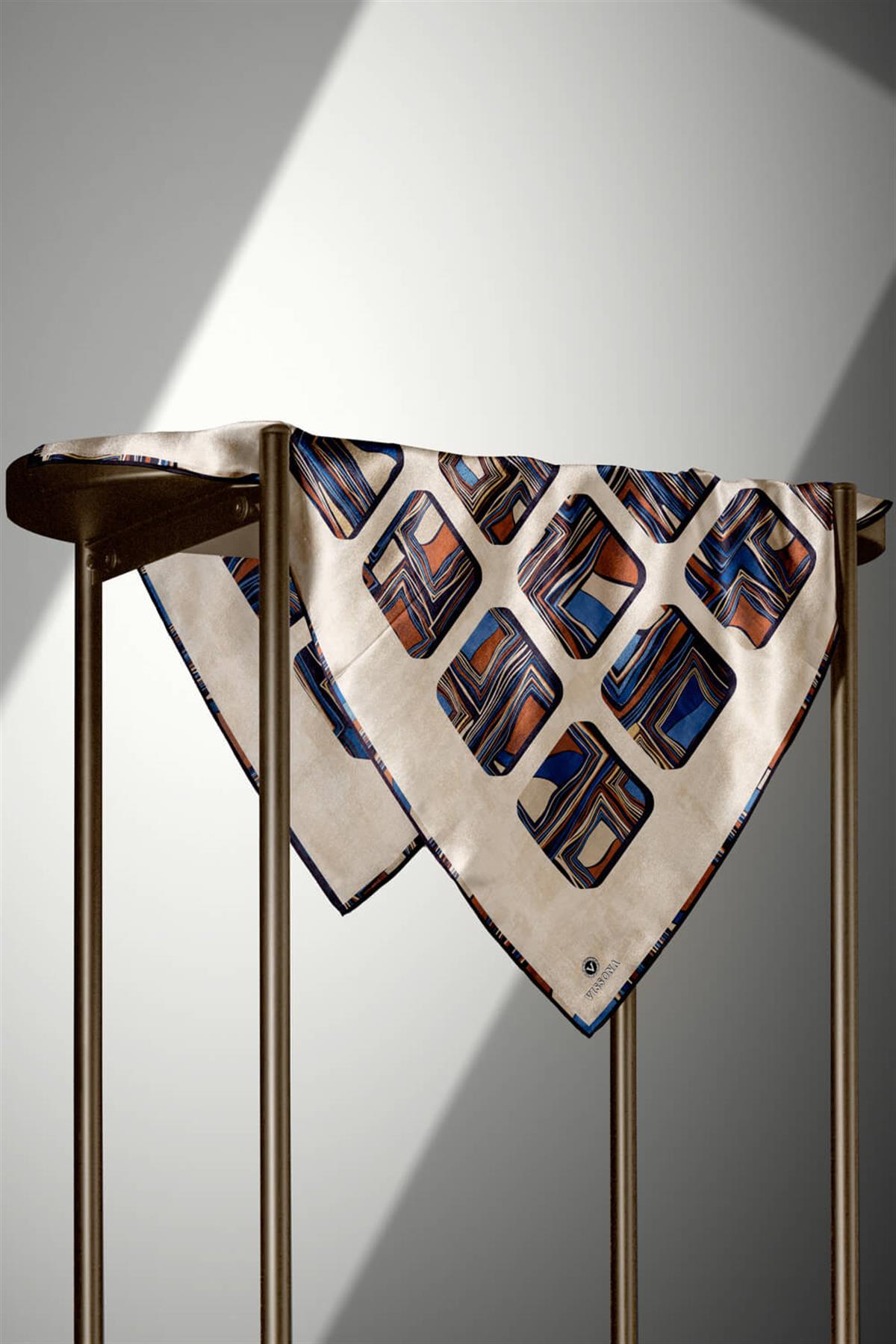 %100 Twill İpek Geometrik Kare Desenli Bej - Lacivert Renkli 90x90 Eşarp Dikim Şekli : El Dikişi