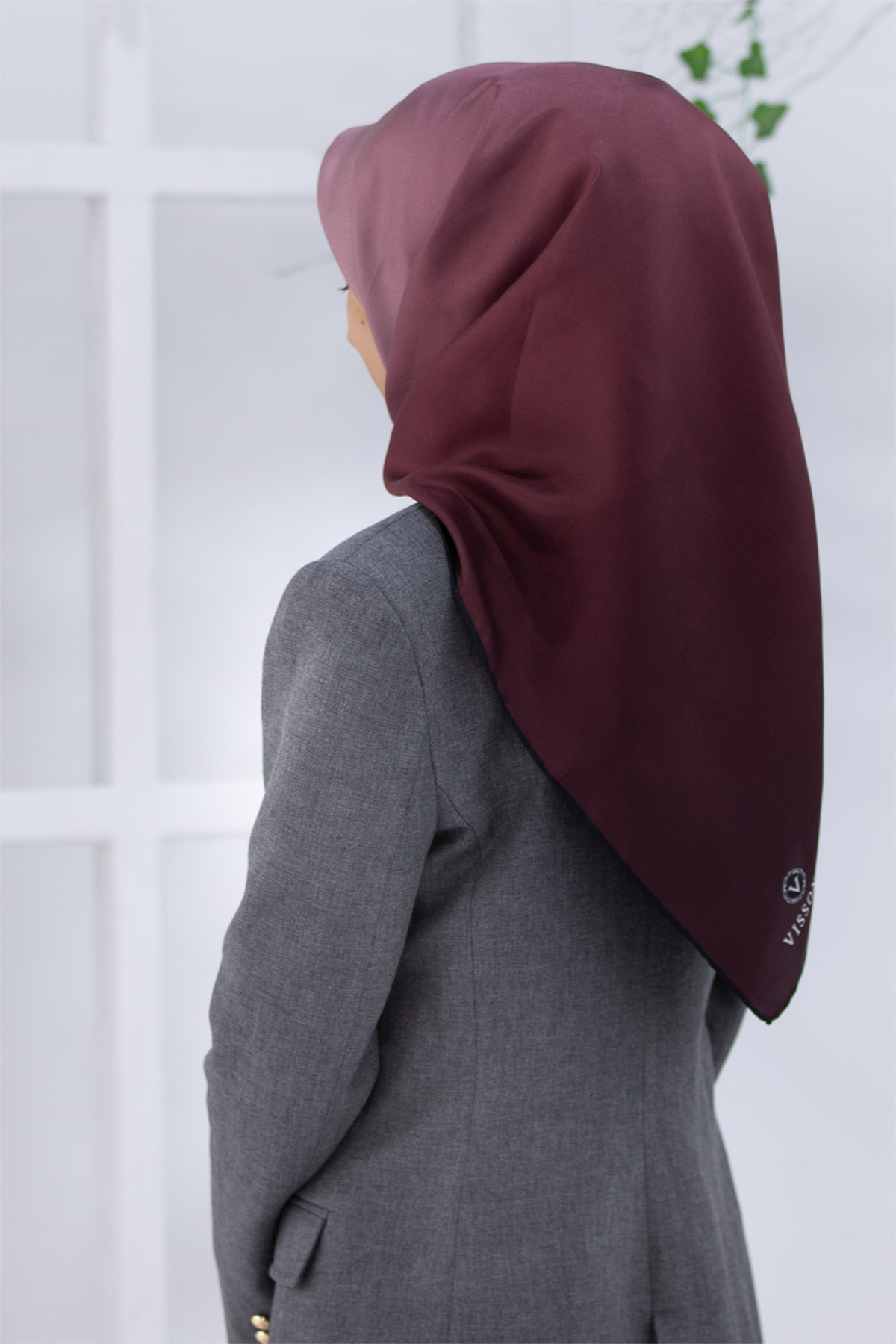 % 57 İPEK % 43 VİSKON Twill İpek Degrade Desenli Soğan Kabuğu Renkli 90x90 Eşarp Dikim Şekli : El Dikişi