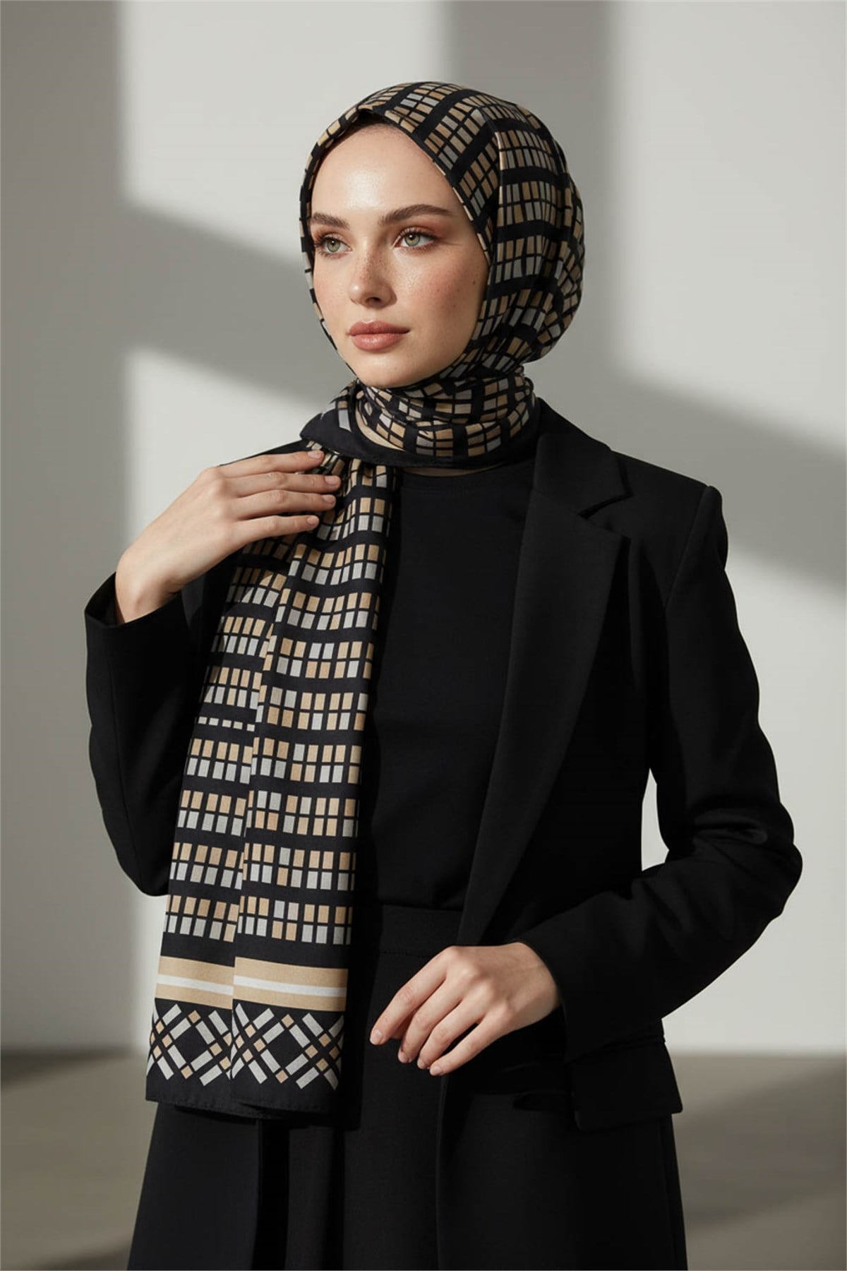 KREP KARE DESENLİ GRİ RENKLİ 75X195 KIRIŞMAZ ŞAL