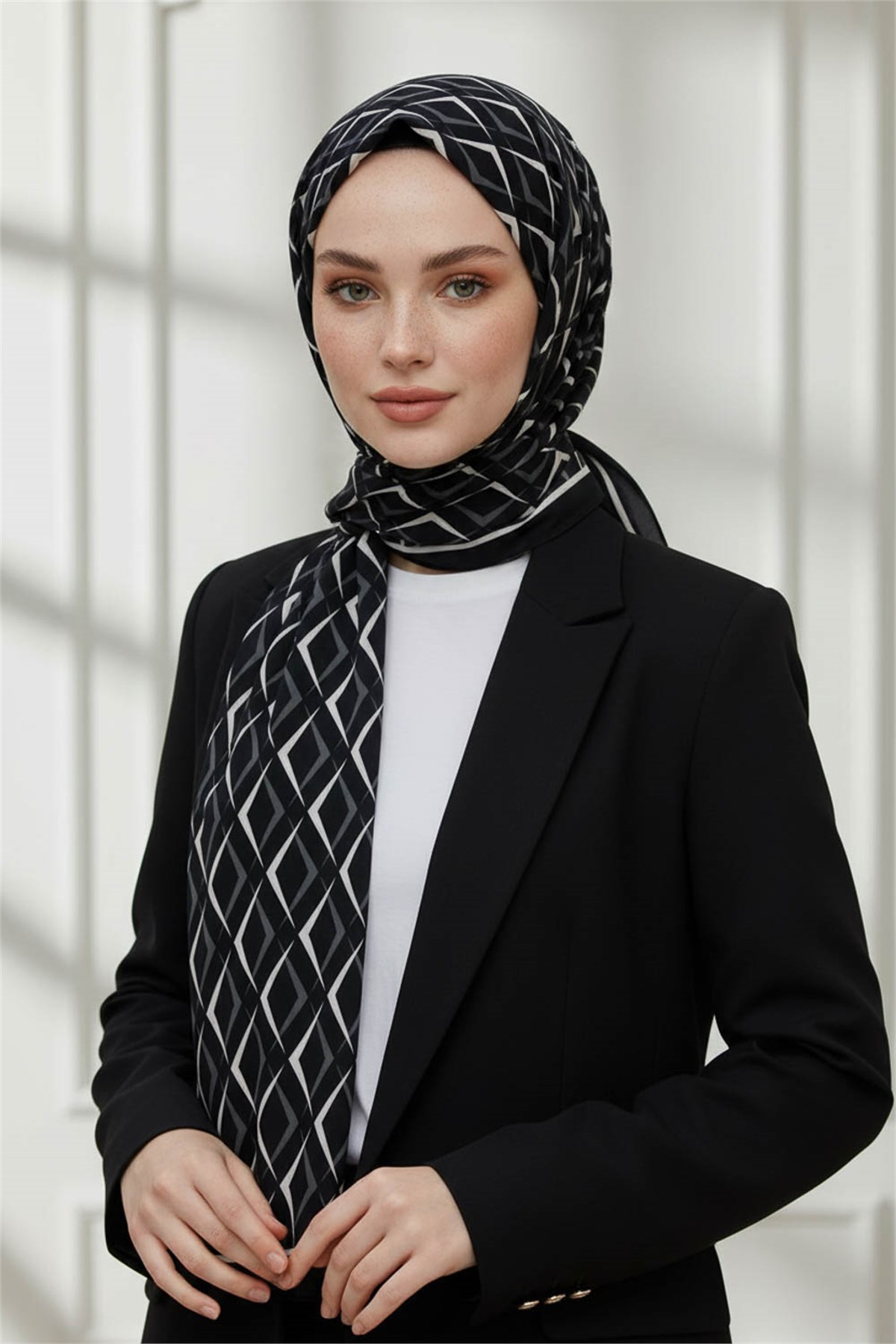 KREP GEOMETRİK DESENLİ SİYAH - KREM RENKLİ 75X195 KIRIŞMAZ ŞAL