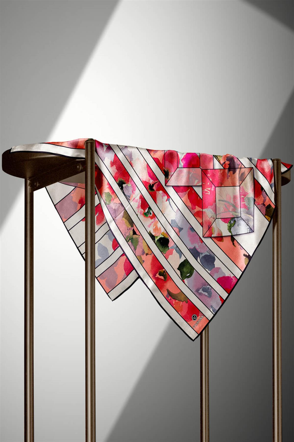 %100 Twill İpek Bahar Çiçekleri Desenli Gri - Kırmızı Renkli 90x90 Eşarp Kenar Dikiş Şekli El Dikişli