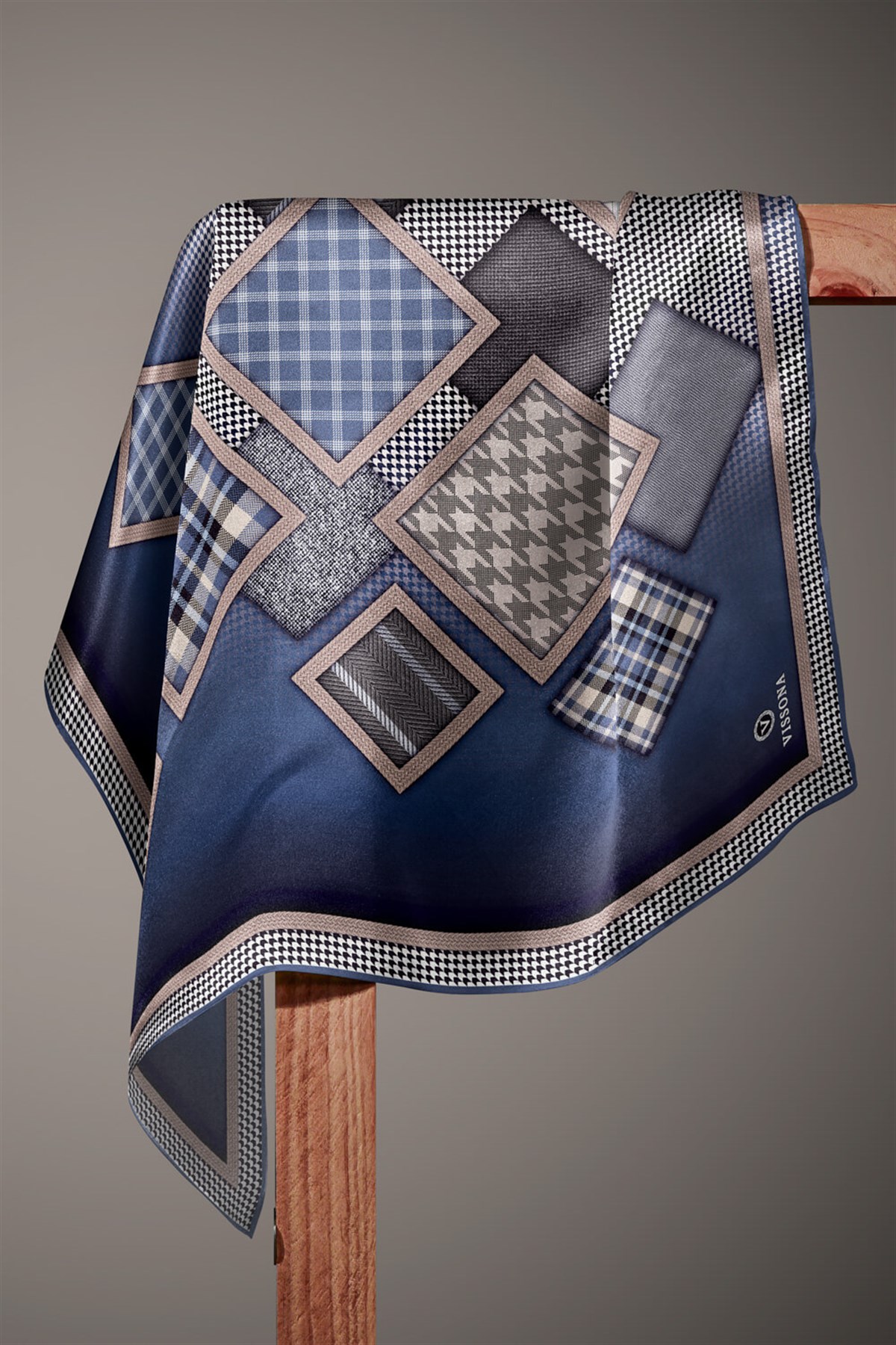 %100 Twill İpek Kazakayaklı Ve Ekose Desenli İndigo - Krem Renkli 90x90 Eşarp Dikim Şekli : El Dikişi