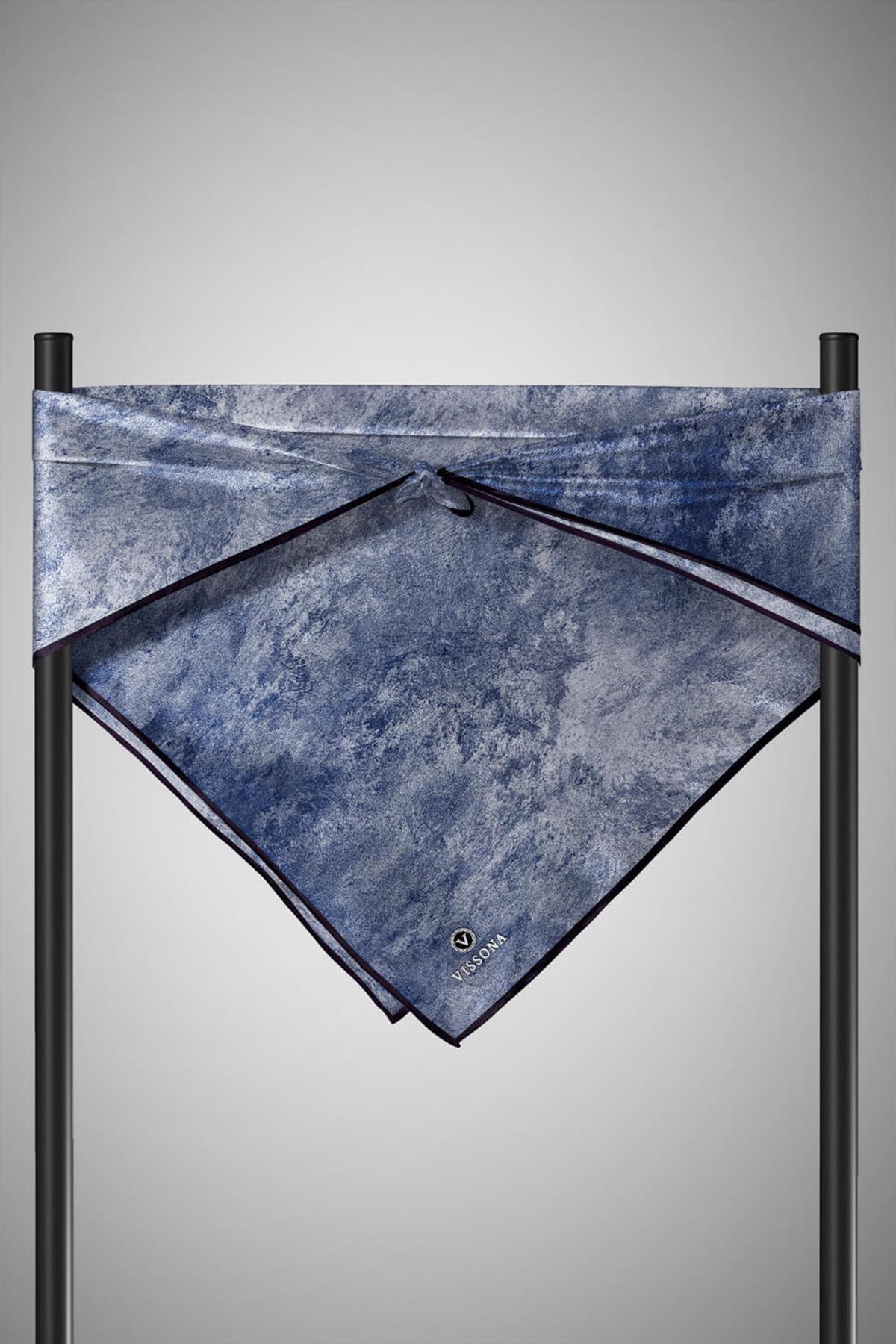 % 57 İPEK % 43 VİSKON Twill İpek Doku Desenli Gri - İndigo Renkli 90x90 Eşarp Dikim Şekli : El Dikişi