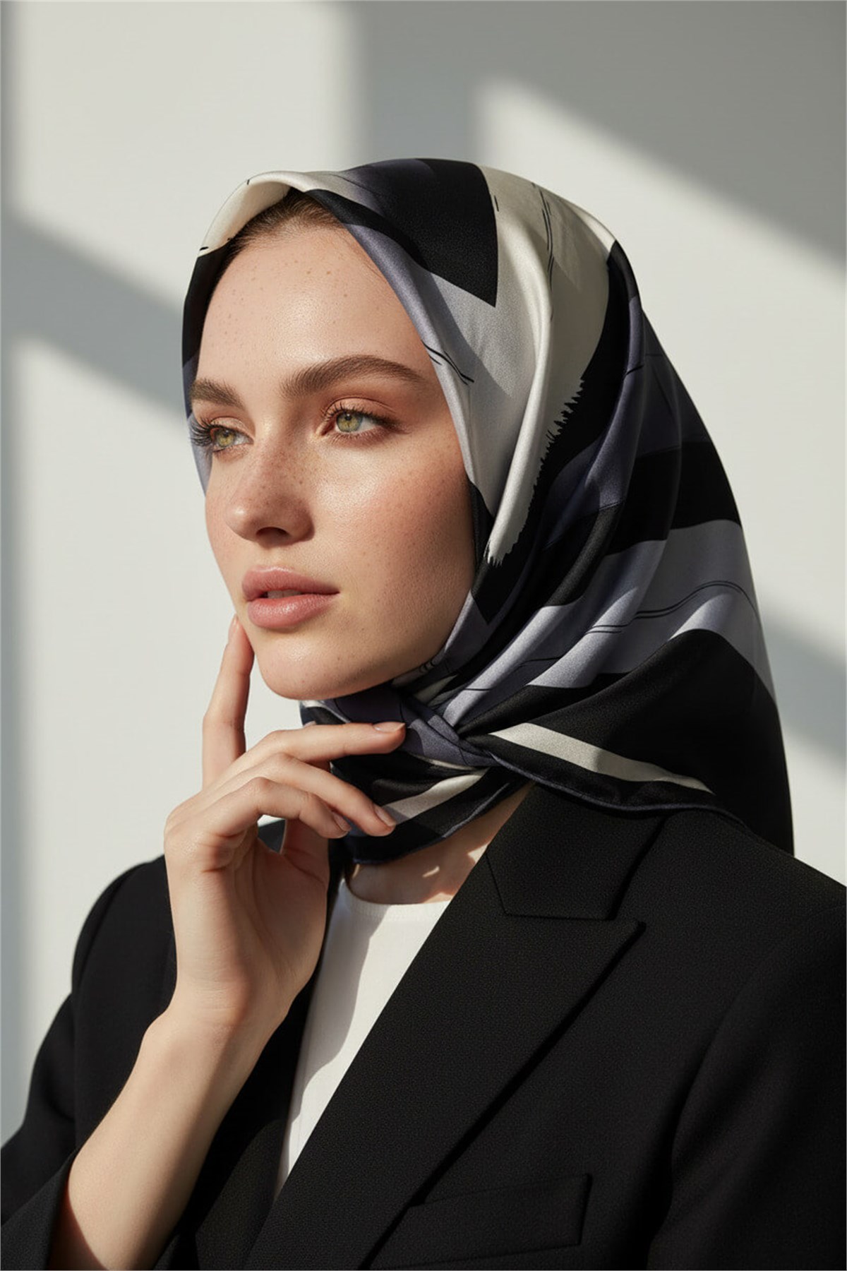 %57 İPEK %43 VİSKON Twill İpek Geometrik Fırça İzi Desenli Siyah - Gri Renkli 90x90 Eşarp Dikim Şekli : El Dikişi