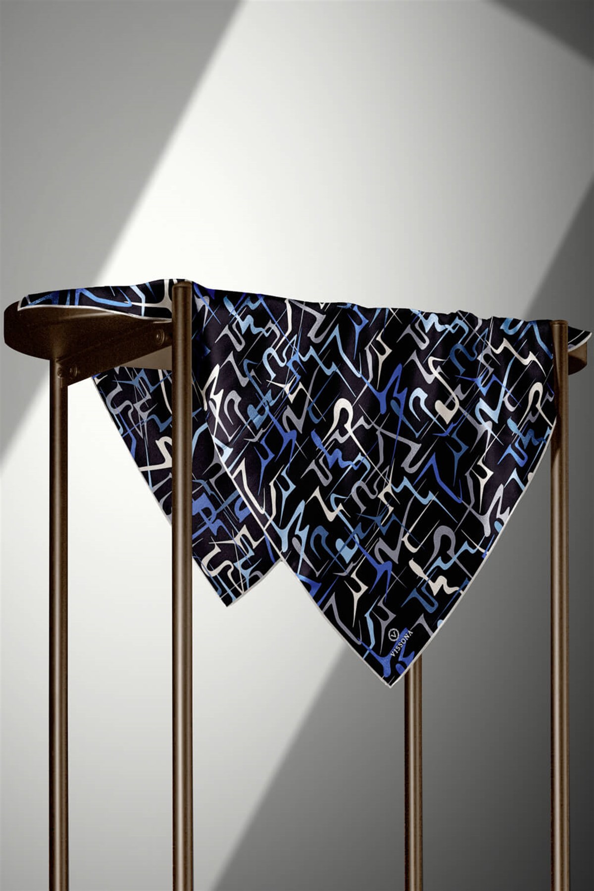%100 Twill İpek Soyut Geometrik Desenli İndigo - Gri Renkli 90x90 Eşarp Dikim Şekli : El Dikişi