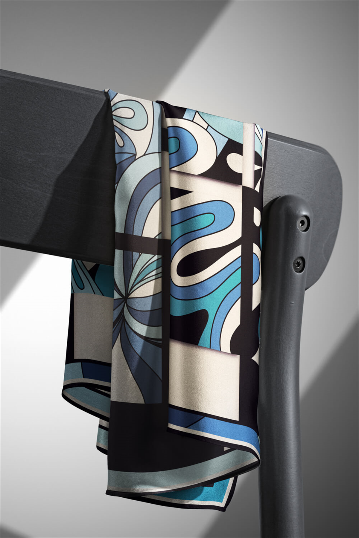 % 57 İPEK % 43 VİSKON Twill İpek Geometrik Desenli Bebe Mavisi - İndigo Renkli 90x90 Dikim Şekli : El Dikişi Eşarp