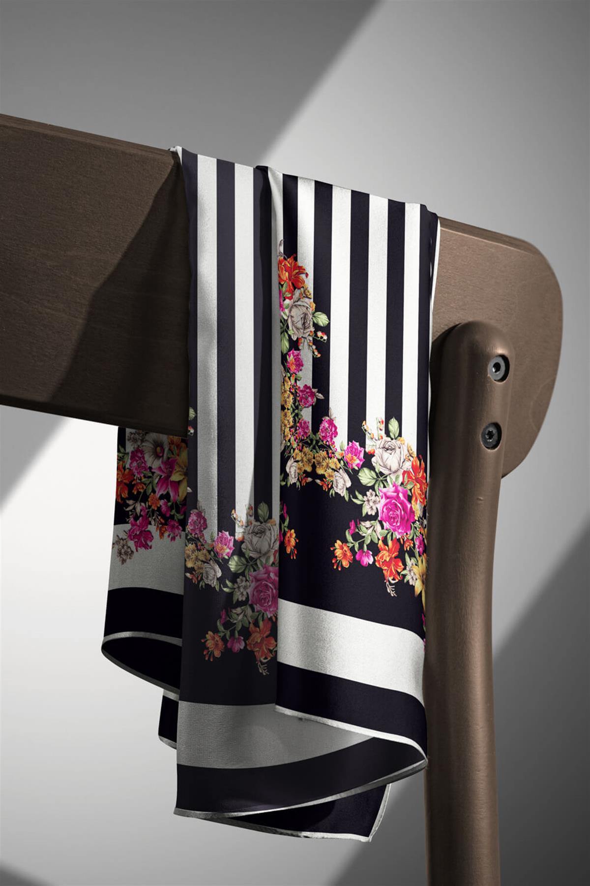 %100 Twill İpek Çıtır Çiçekli Ve Çizgi Desenli Siyah - Fuşya Renkli 90x90 Eşarp Dikim Şekli : El Dikişi