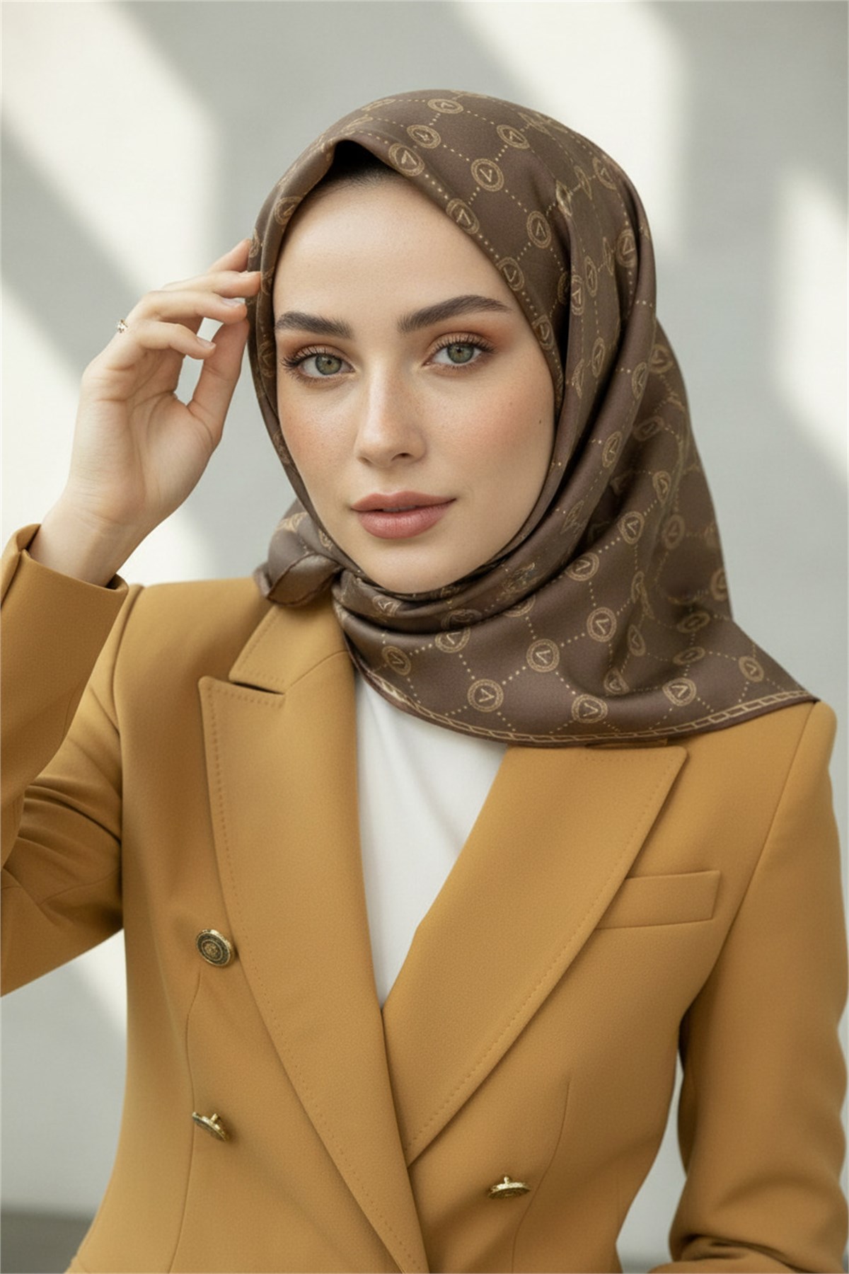 %100 Twill İpek Eşarp 90x90 Sütlü Kahve Monogram Desenli El Dikişli Kadın Eşarp