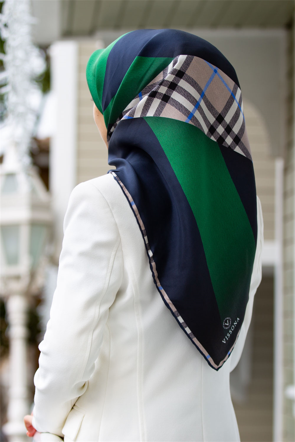 % 57 İPEK % 43 VİSKON Twill İpek Ekose Desenli Zümrüt Yeşili - Lacivert Renkli 90x90 Eşarp Dikim Şekli : El Dikişi