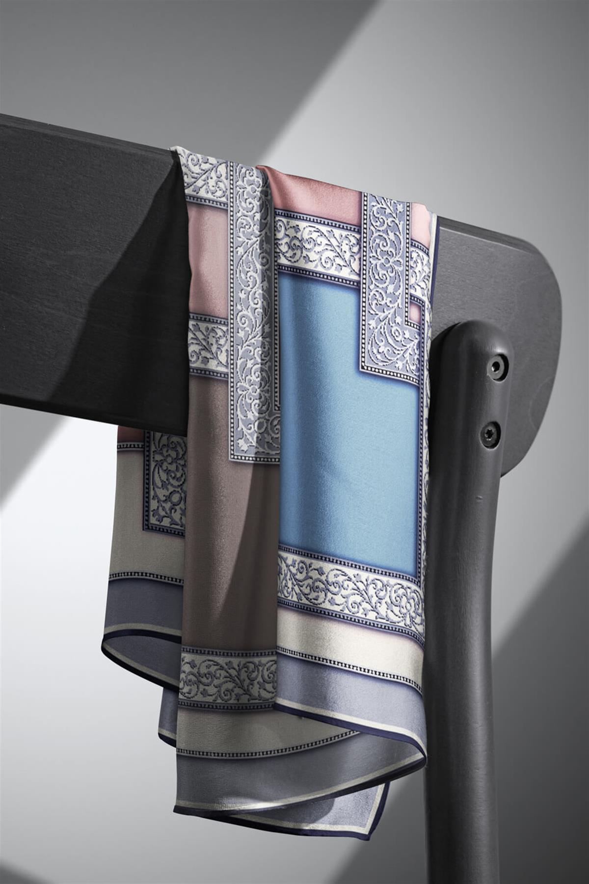 %100 Twill İpek Geometrik Desenli Gri - Pudra Renkli 90x90 Eşarp Dikim Şekli : El Dikişi