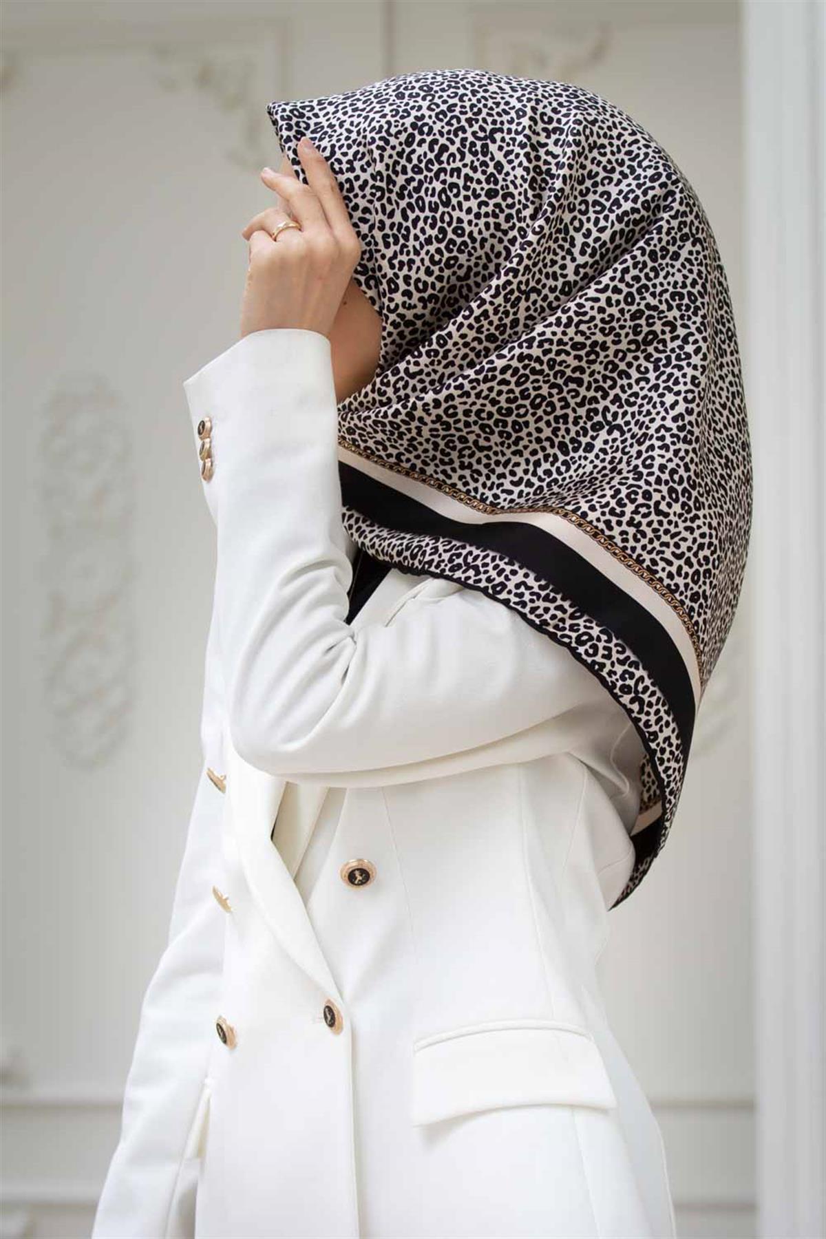 %100 Twill İpek Leopar Desenli Krem - Siyah Renkli 90x90 Eşarp Dikim Şekli : El Dikişi