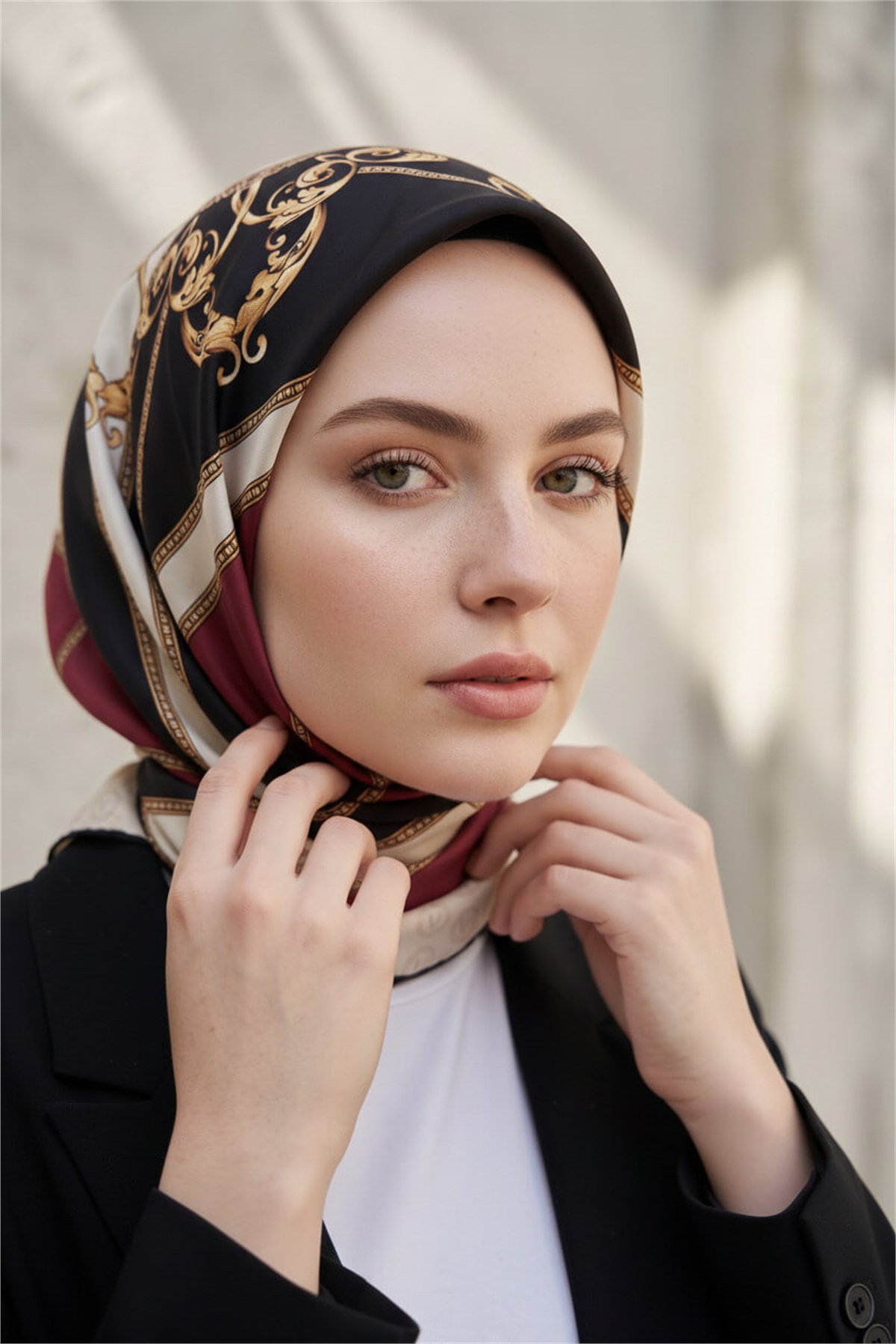 %100 Twill İpek Monogram ve Barok Desenli Bordo - Krem Renkli 90x90 Eşarp Dikim Şekli : El Dikişi