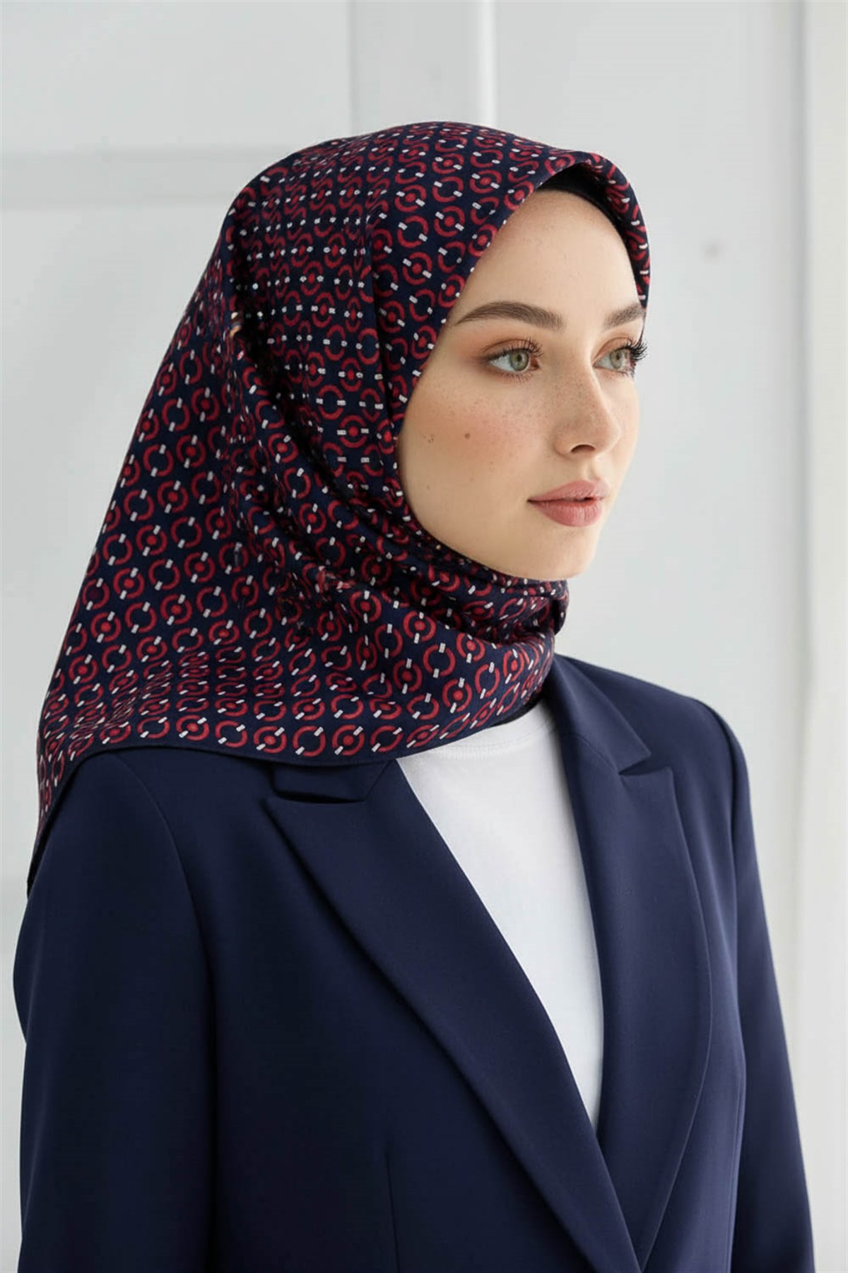 %100 Twill İpek Zincir Desenli Lacivert - Kırmızı Renkli 90x90 Eşarp Kenar Dikiş Şekli El Dikişli