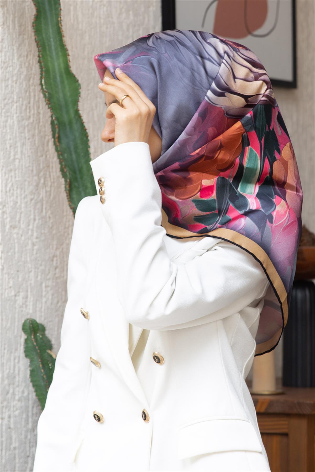 %100 Twill İpek Dumanlı Çiçek Desenli Gri - Saks Renkli 90x90 Eşarp Kenar Dikiş Şekli El Dikişli