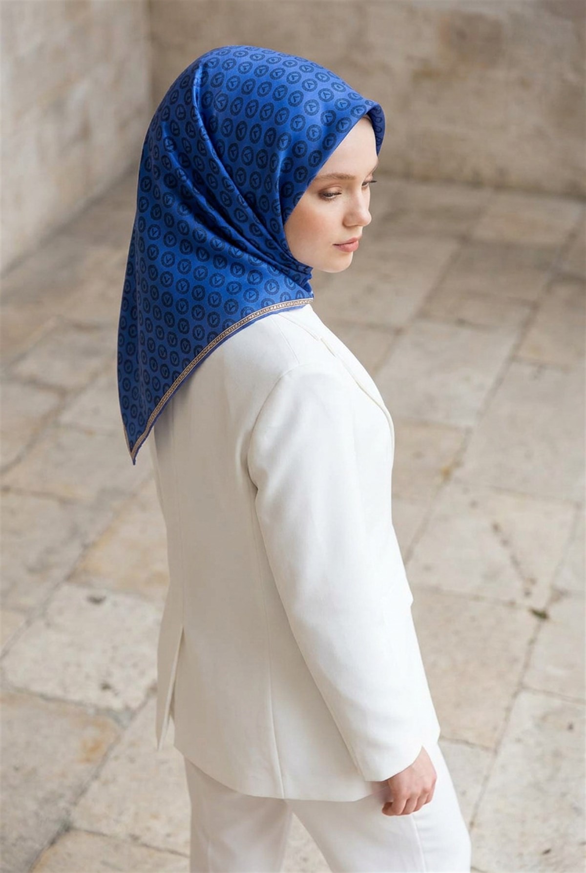 %100 Twill İpek Monogram Desenli Saks Renkli 90x90 Eşarp Dikim Şekli : El Dikişi