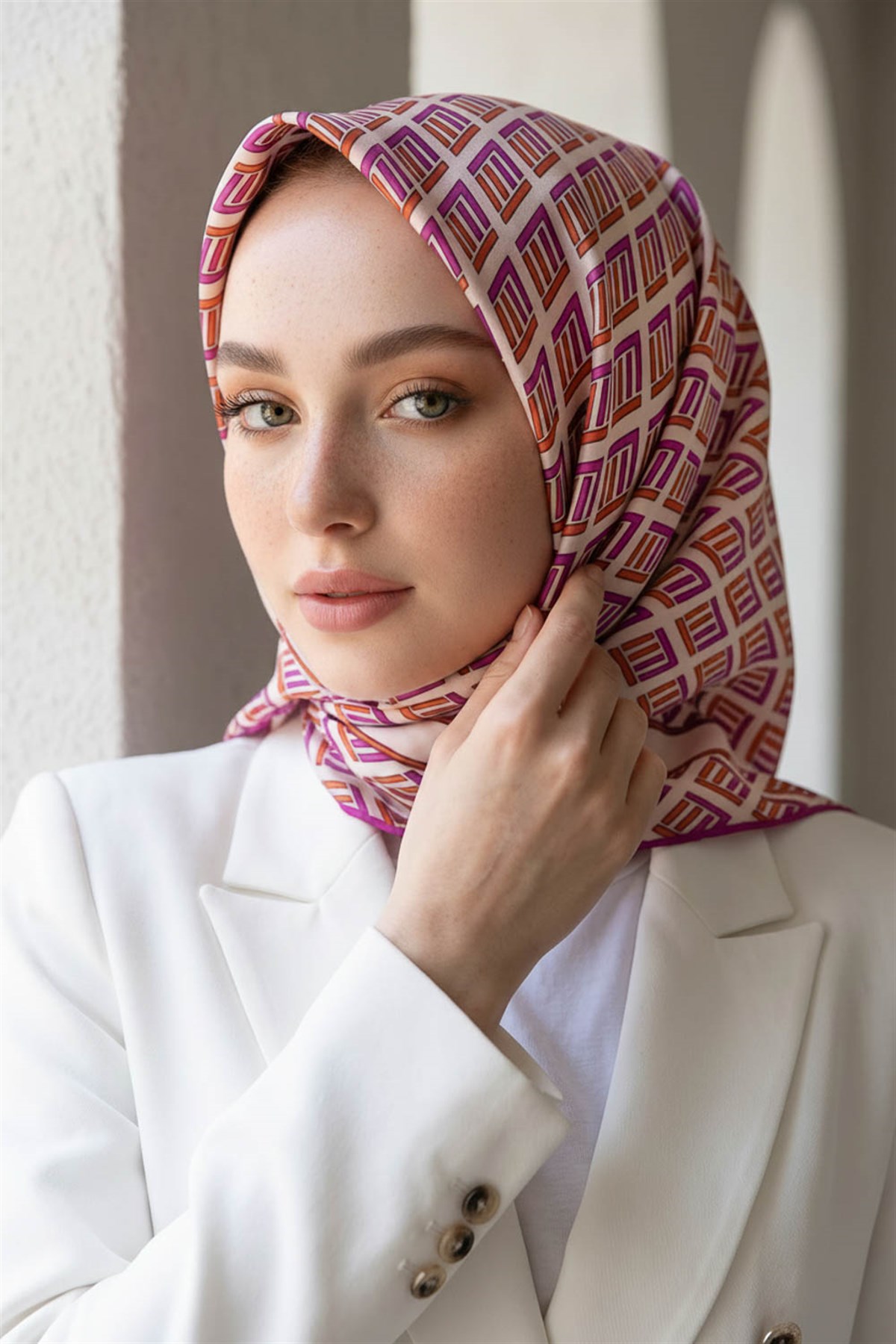 %100 Twill İpek Geometrik Desenli Fuşya - Turuncu Renkli 90x90 Eşarp Dikim Şekli : El Dikişi