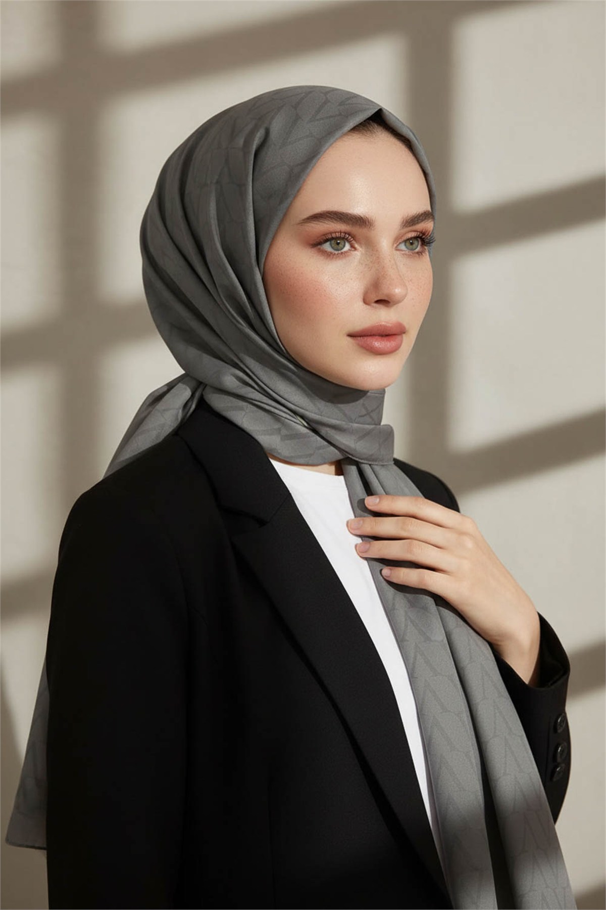 KREP DEGRADELİ MONOGRAM DESENLİ GÜMÜŞ RENKLİ 75X195 KIRIŞMAZ ŞAL