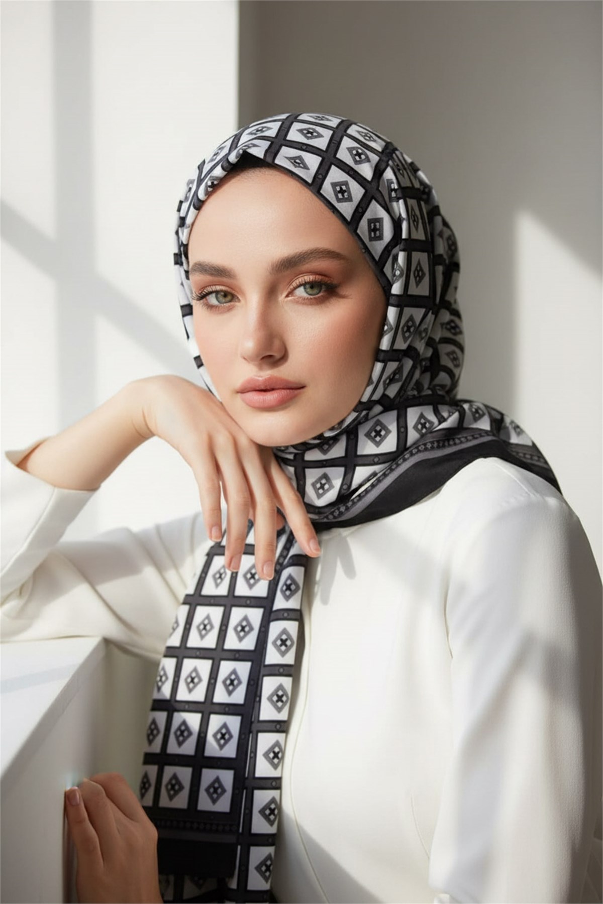KREP KARE DESENLİ SİYAH - GRİ RENKLİ 75X195 KIRIŞMAZ ŞAL